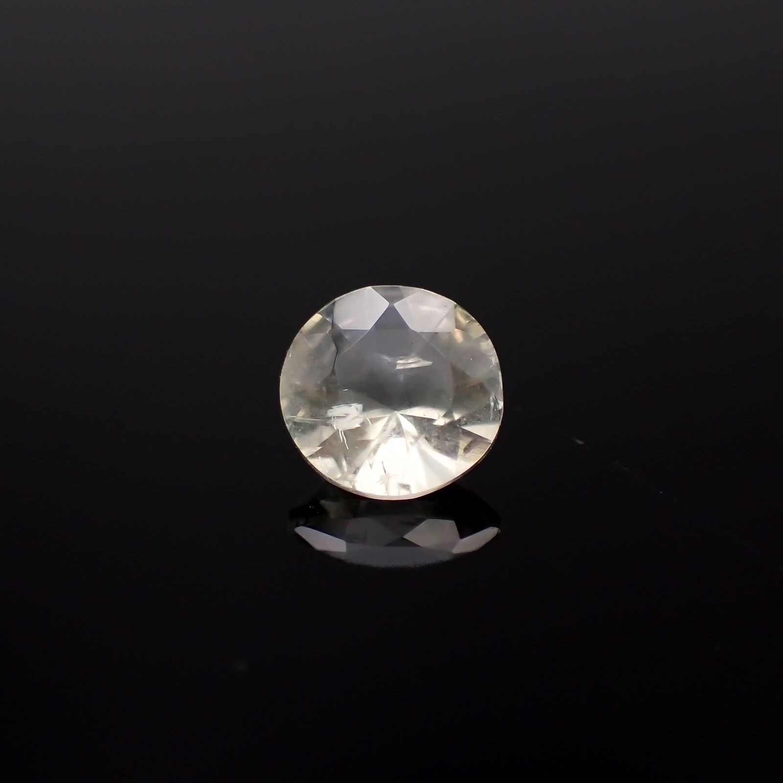リューサイト(宝石名リューサイト)イタリア産 0.60ct 識別済[231225045]5.9x5.9mm前後