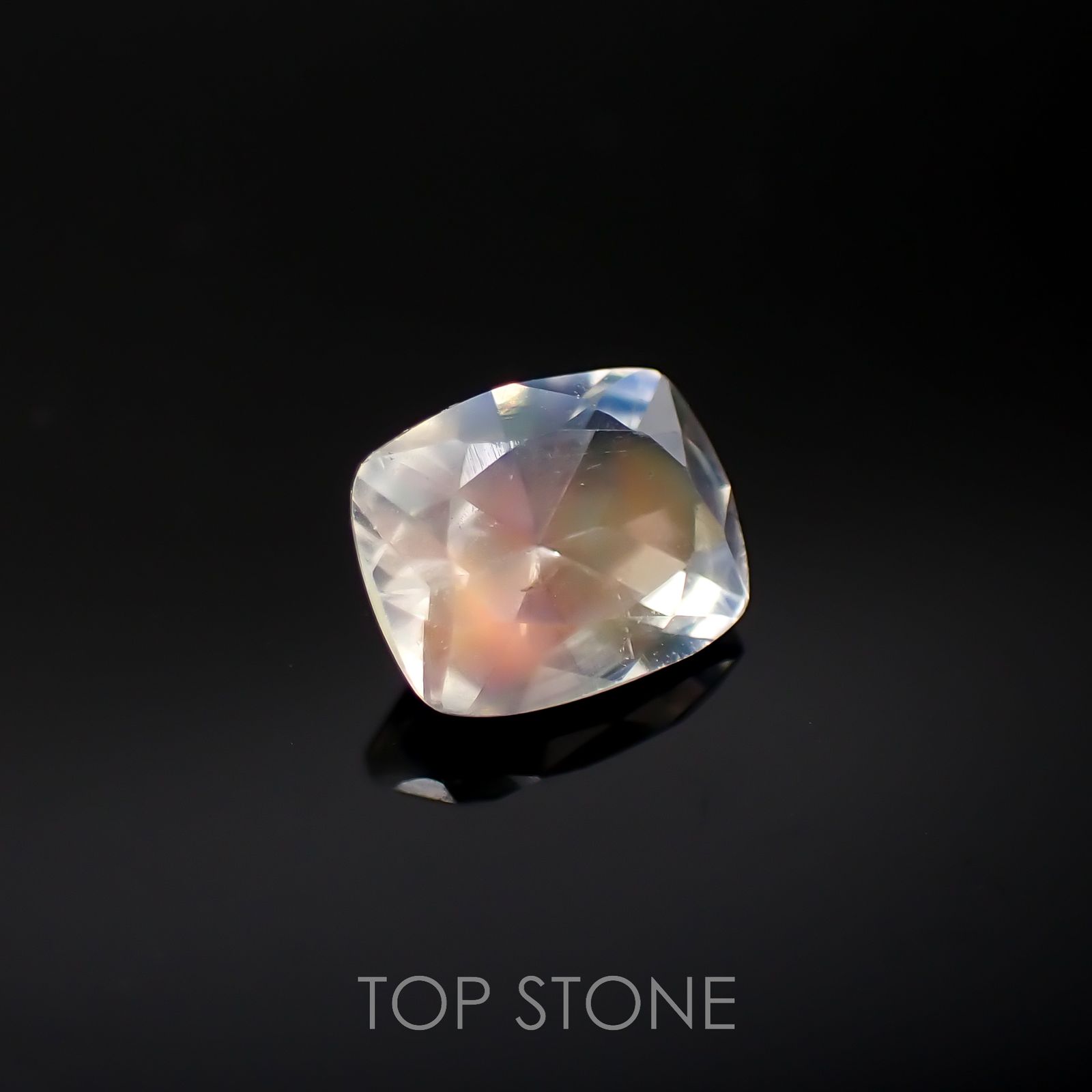 レインボームーンストーン(宝石名ラブラドライト)タンザニア産 0.74ct 識別済[220817474]6.6x5.2mm前後