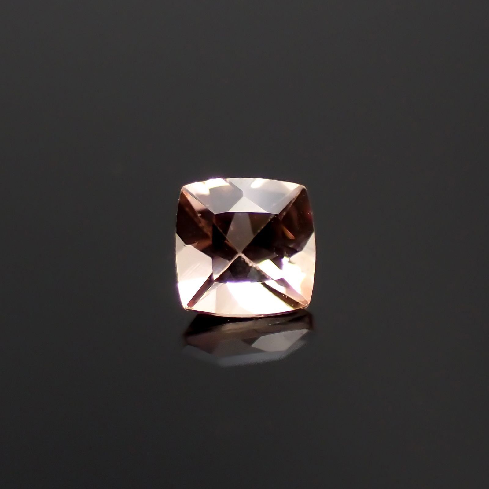 インペリアルトパーズ ブラジル産 0.18ct / 3x3mm前後 [230923552]