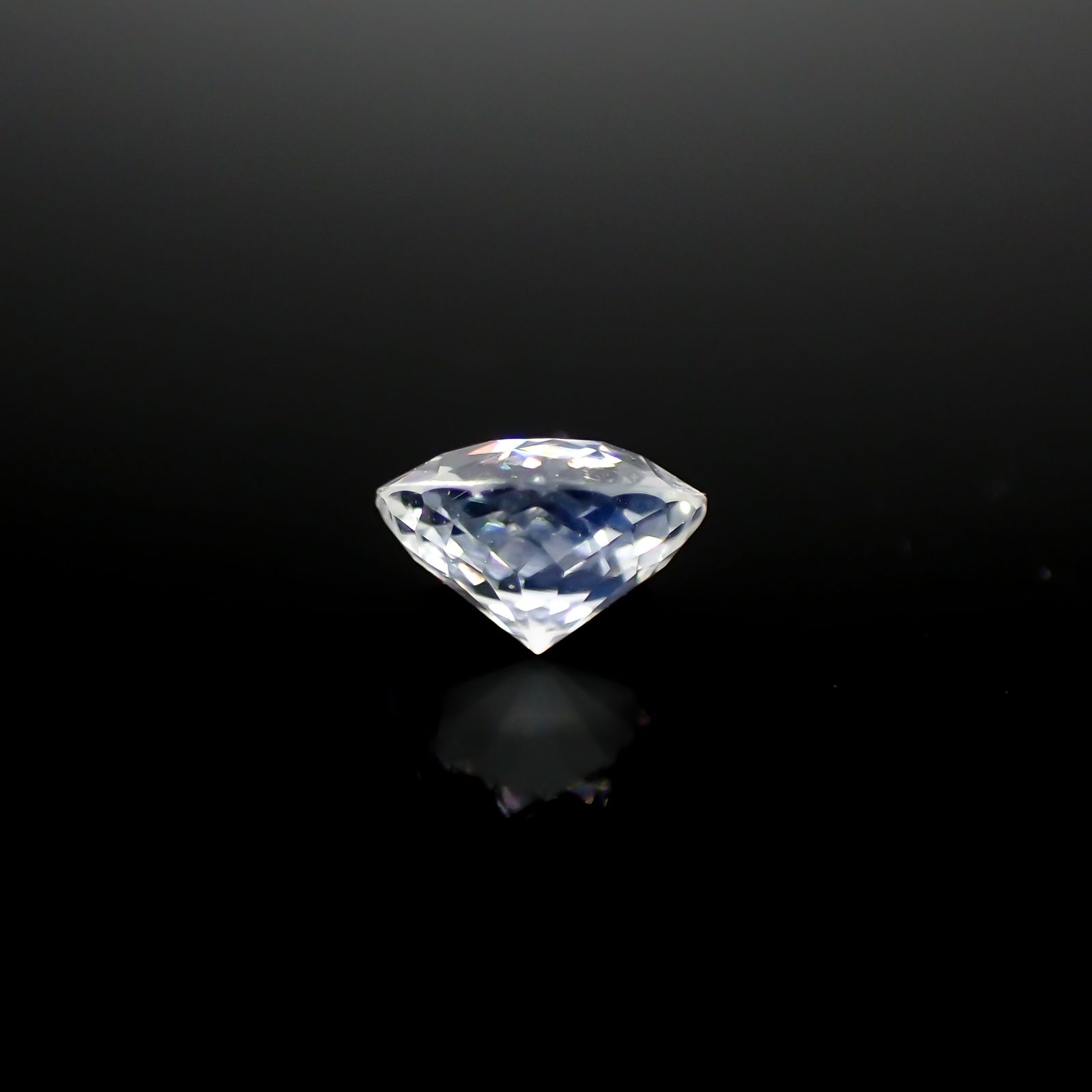 レインボームーンストーン ザンビア産 0.70ct[231224795]5.9x5.9mm前後