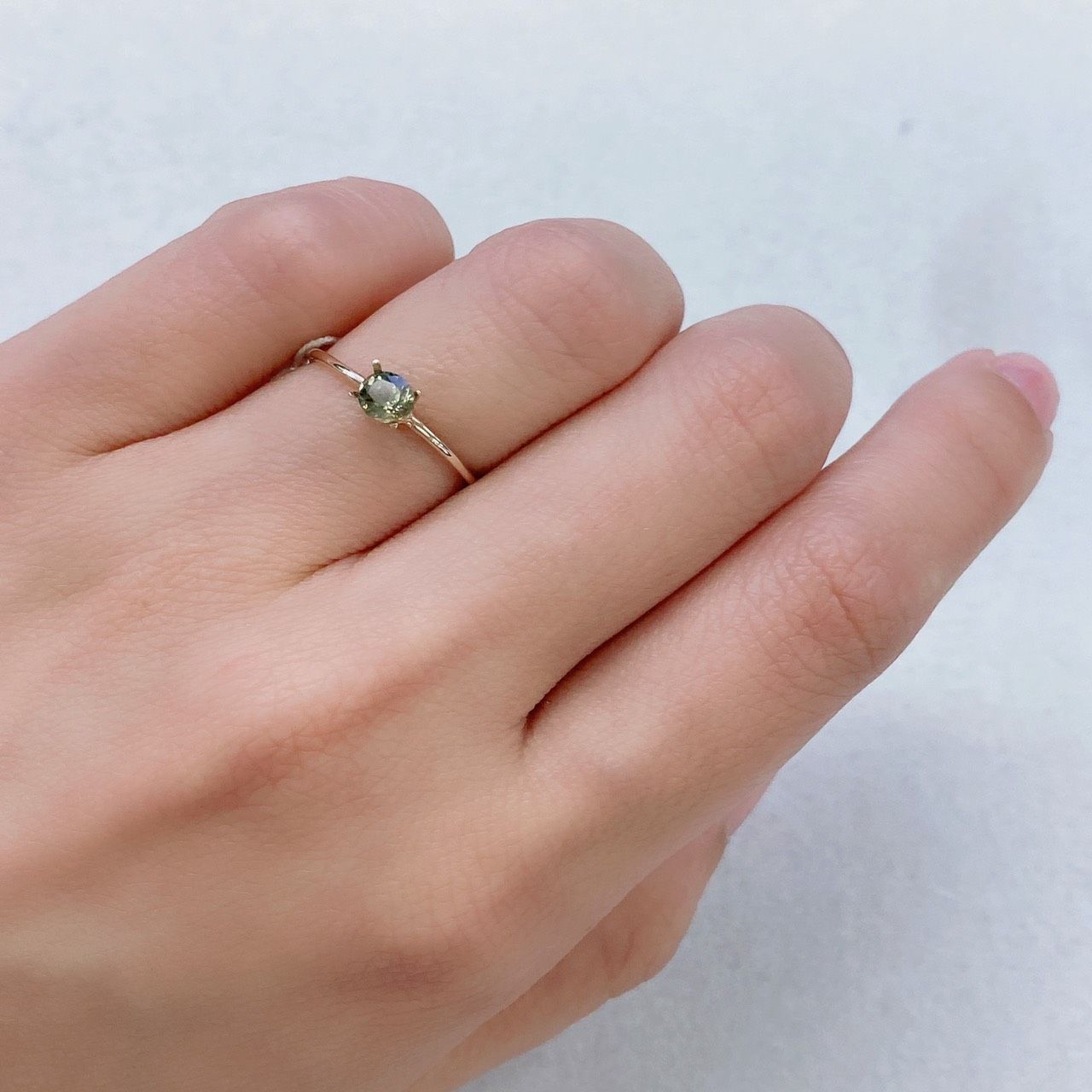 ゴールドシーンサファイア非加熱(宝石名シーン・サファイア) ケニア産 0.43ct 識別済[210712067]4.7×3.9mm前後