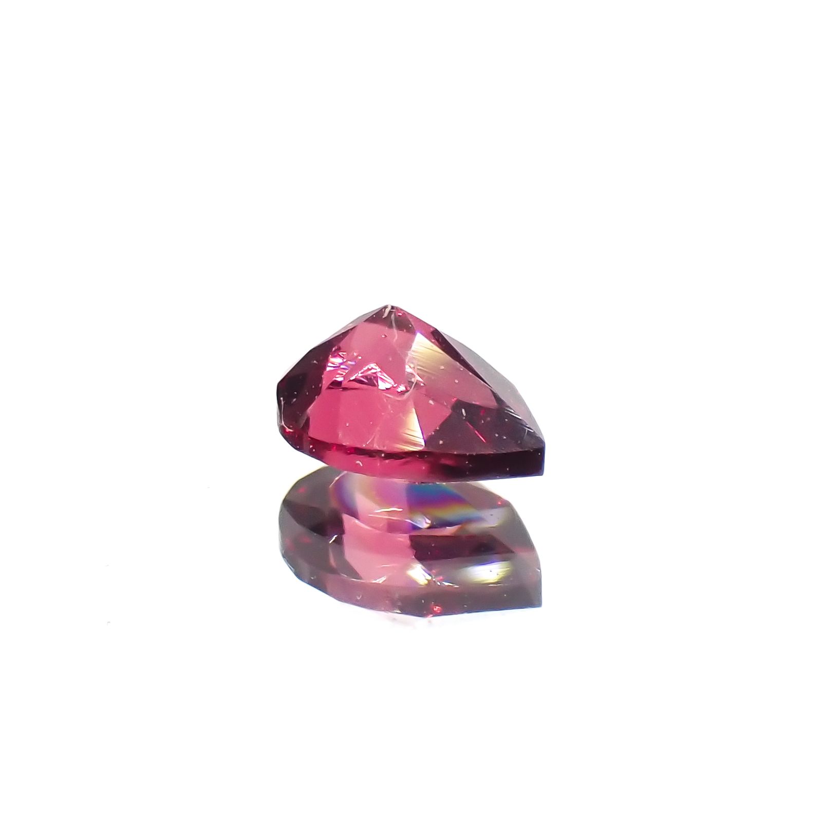 レッドスピネル(宝石名スピネル)タンザニア産 0.21ct 識別済[230522103]4.2x3.1mm前後