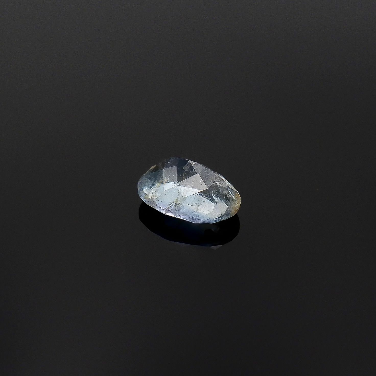 ジェレメジェバイト(宝石名エレメジェバイト)ナミビア産 ソ付(彩珠) 0.759ct / 6.9x4.9mm前後 [220817285]