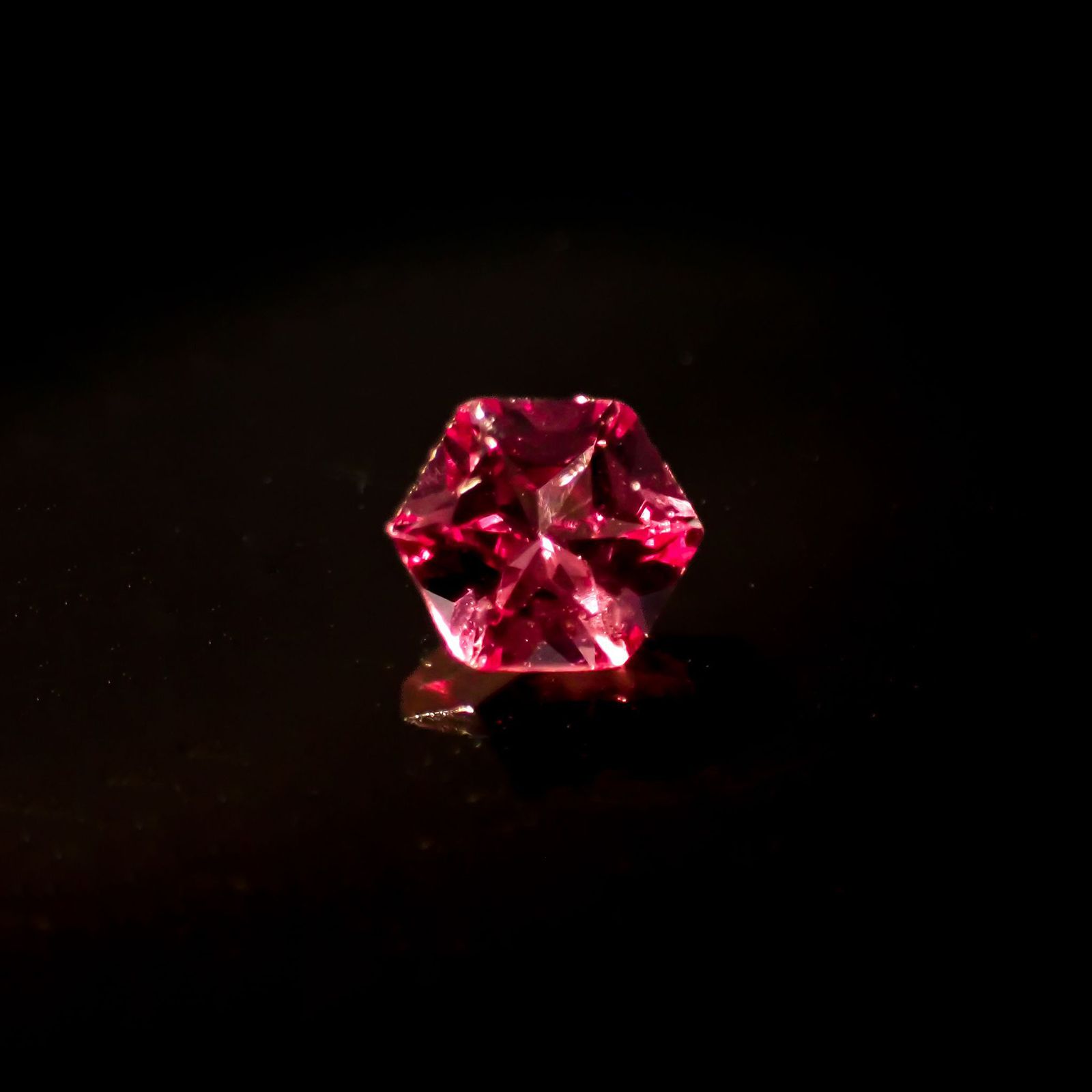 ◇ヘキサゴンカット◇カラーシフト マラヤガーネット(宝石名ガーネット)タンザニア産 0.73ct 識別済[220817564]5.1x5mm前後