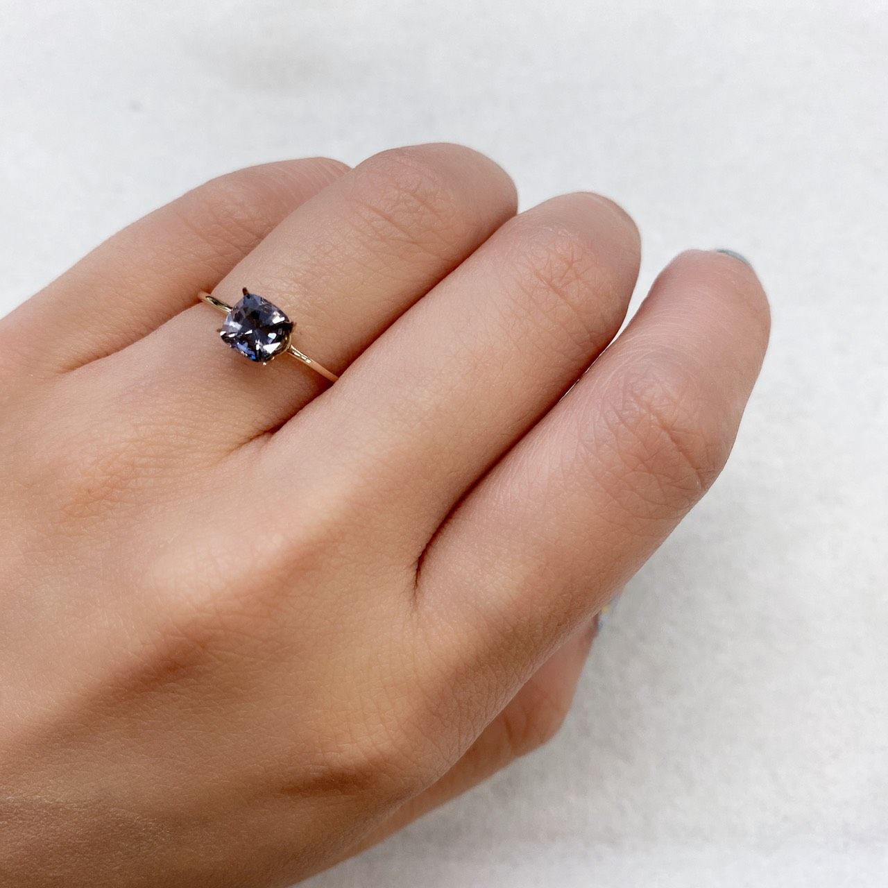 プラチナスピネル ビルマ産 ルース 0.86ct[210812843]5.5×5.2mm前後