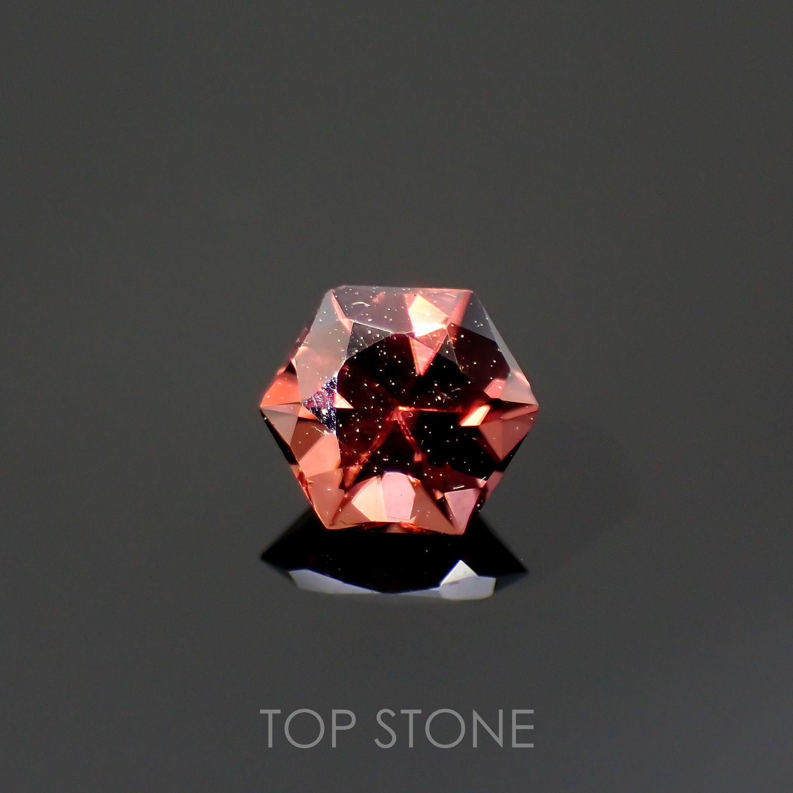 ◇ヘキサゴンカット◇レッドジルコン(宝石名ジルコン)スリランカ/カンボジア産 0.44ct 識別済[220114934]4x4mm前後