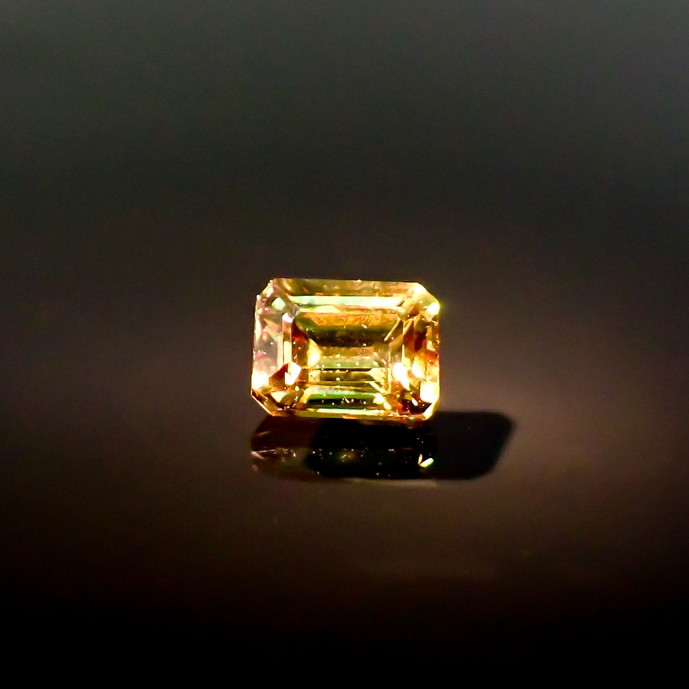 カラーチェンジスフェーン パキスタン産 0.35ct / 4.4x3.3mm前後 [260632440]