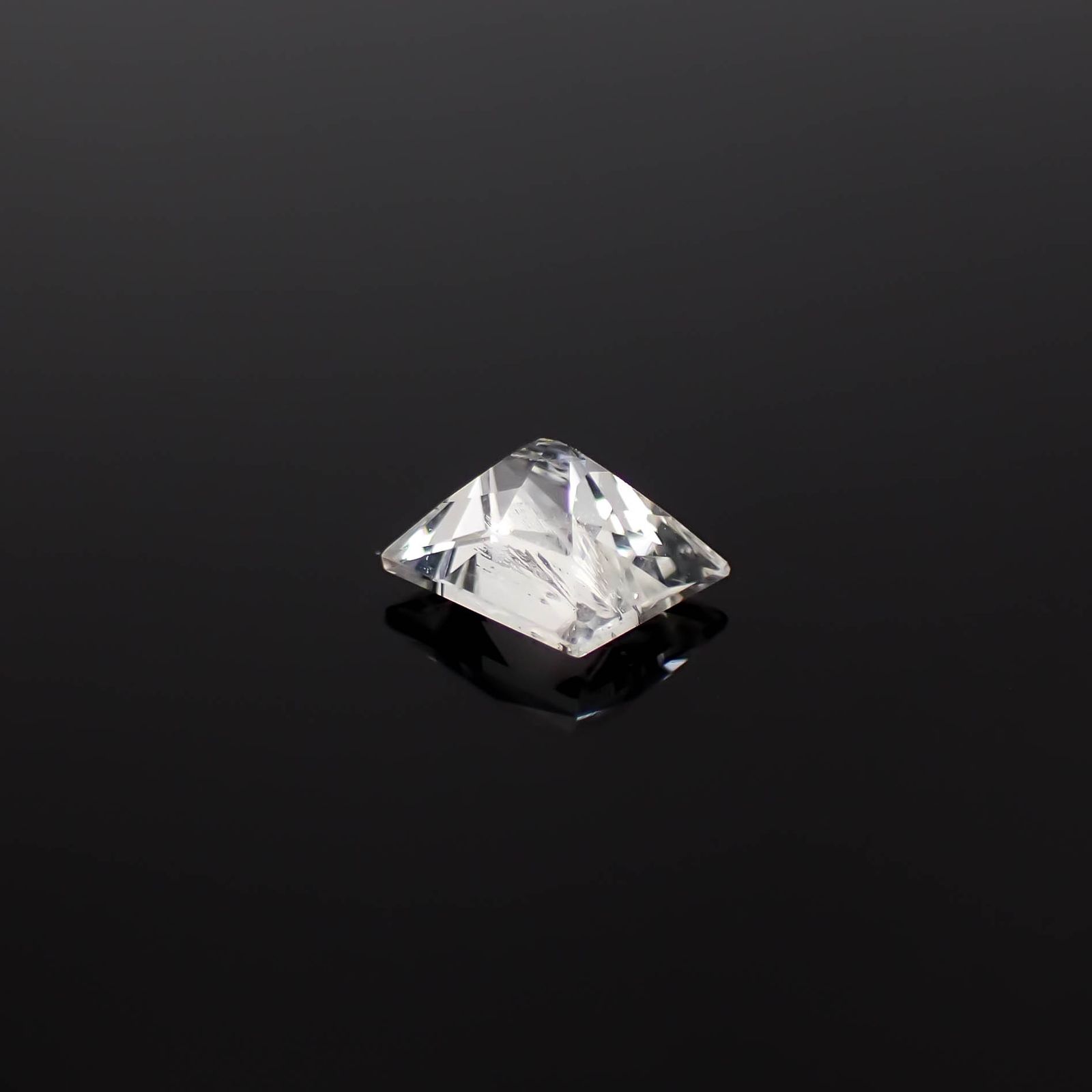 ◇プリンセスカット◇オーソクレース(宝石名ホワイト・オーソクレース)パキスタン産 0.69ct 識別済[250530445]5.9x4.9mm前後