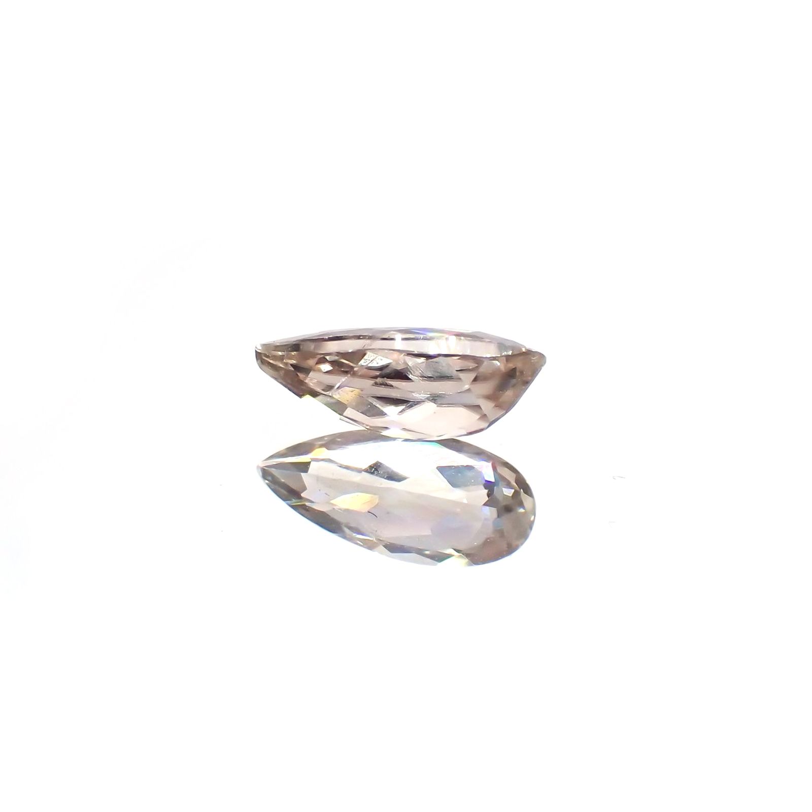 ダイアスポア(宝石名ダイアスポア)トルコ産 識別済 0.77ct / 8.6x3.9mm前後 [251116032]