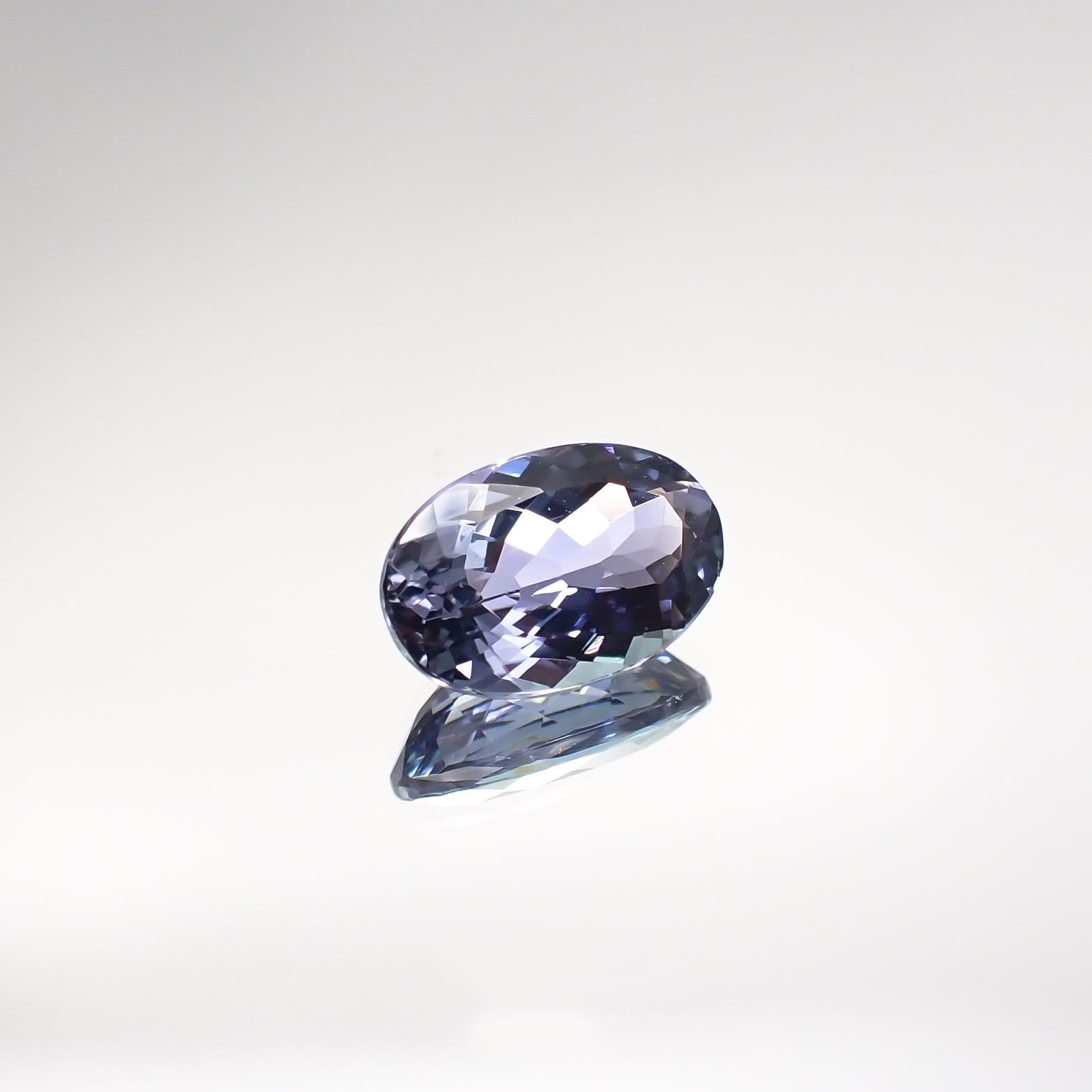 バイカラータンザナイト(宝石名タンザナイト) タンザニア産 1.920ct ソ付(彩珠)[210711831]9.6×6.2mm前後