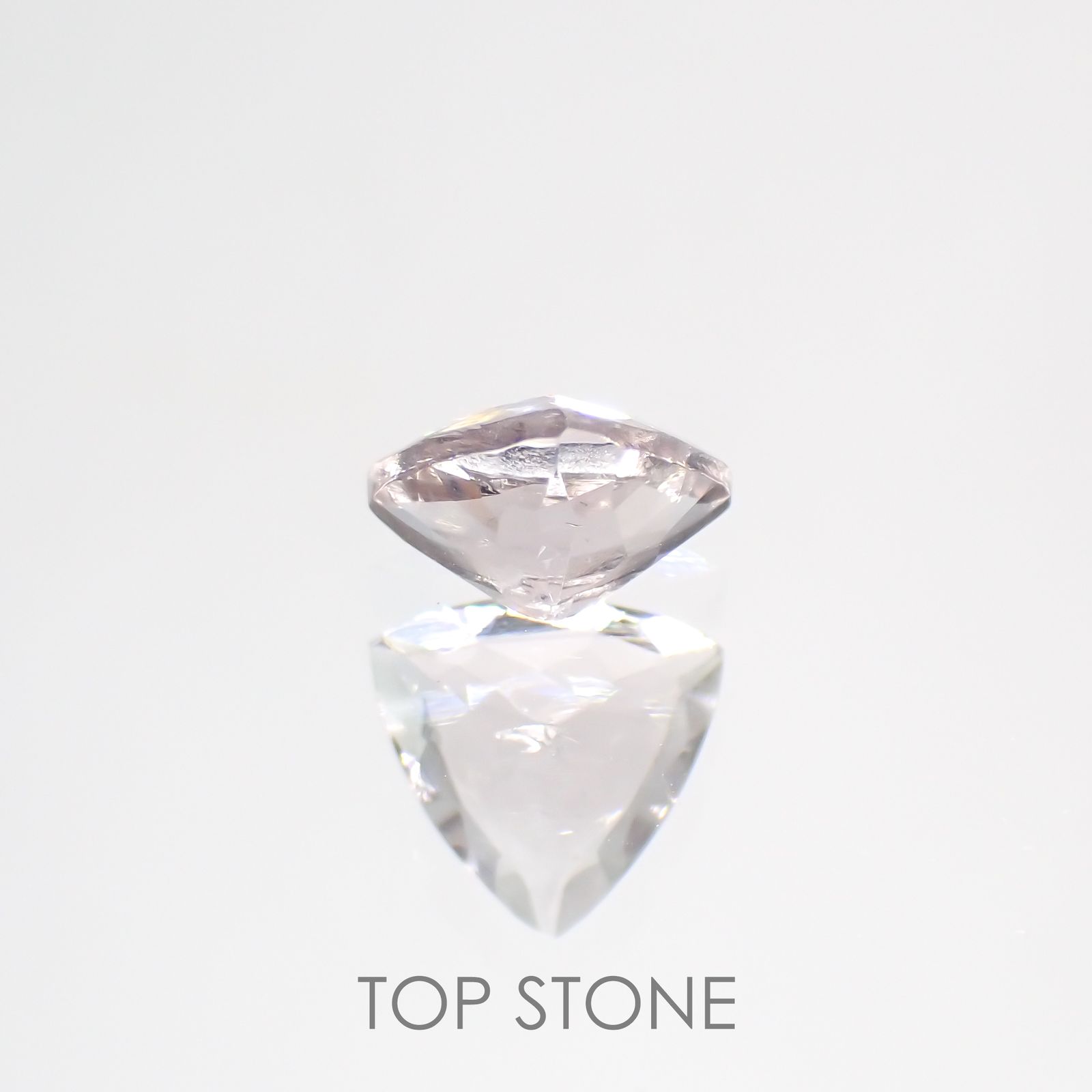 フローライト フルオレッセンス(宝石名フルオライト)イギリス・ロジャリー鉱山産 0.73ct 識別済[211113779]6x5.9mm前後