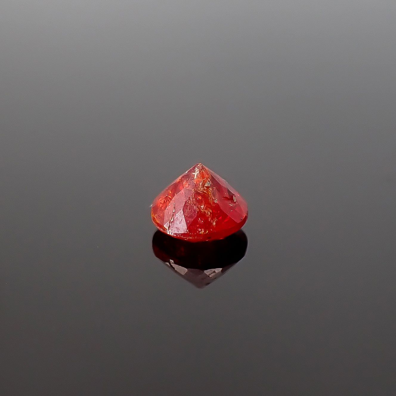 ジンカイト 天然結晶(宝石名ジンカイト)アメリカ・ニュージャージー州フランクリン鉱山産 ソ付(日独) 0.768ct / 4.53x4.6mm前後 [260432073]