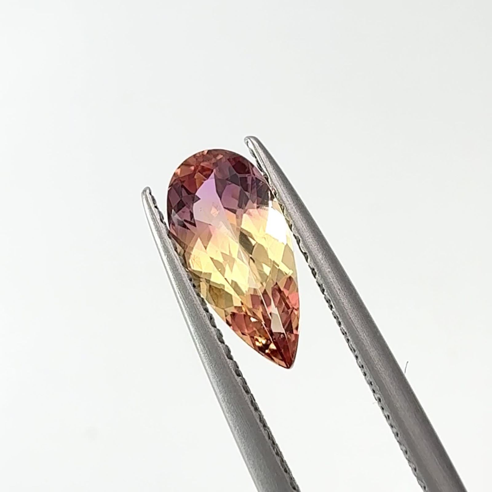 インペリアルトパーズとは｜皇帝の名を冠する宝石の物語 | TOP STONE