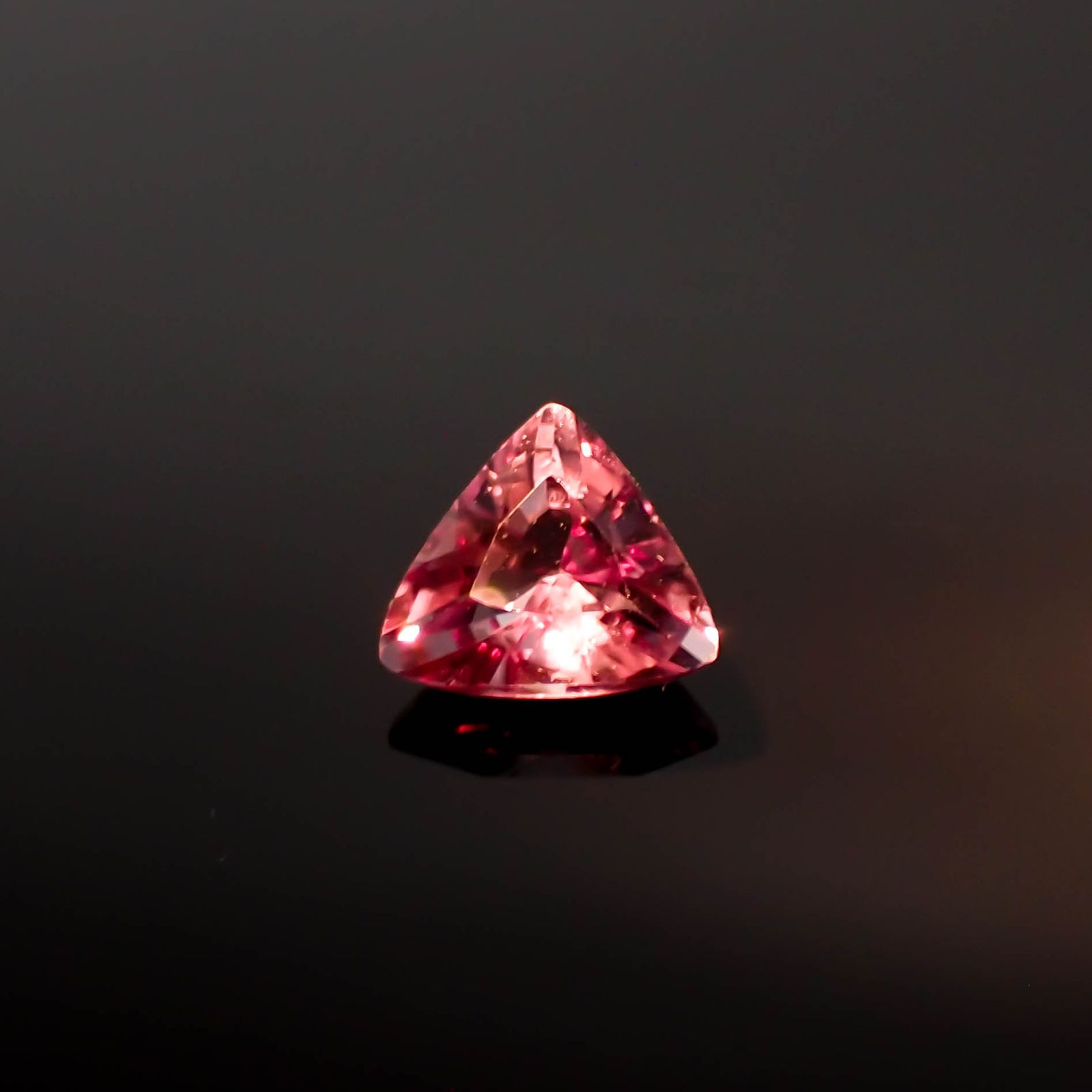 カラーシフト ピンクダイアスポア アフガニスタン産 0.70ct[240326989]6.2x5.4mm前後