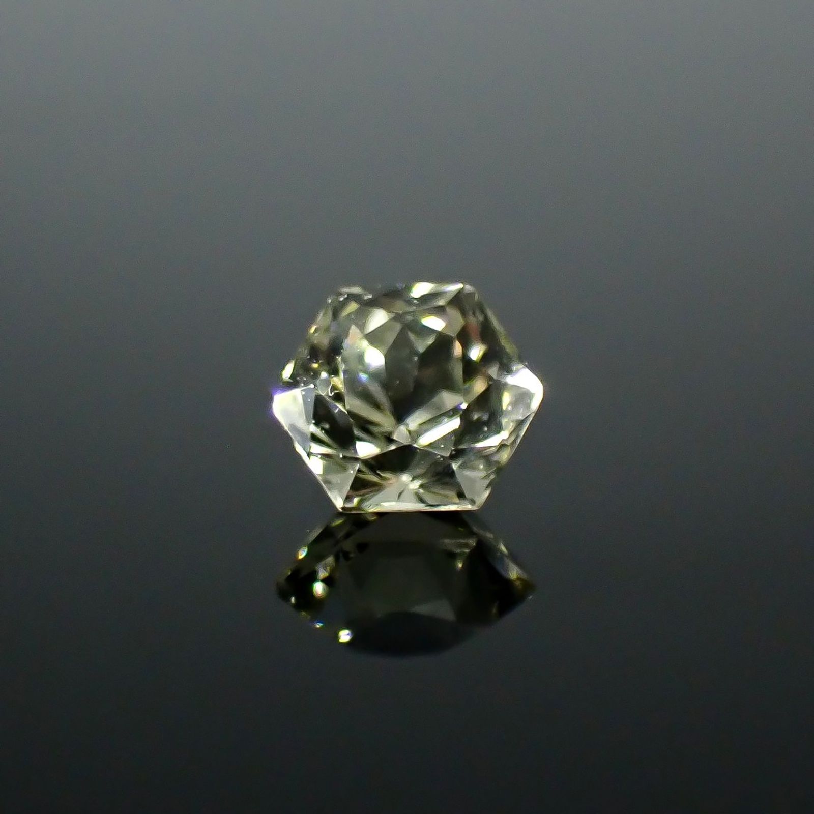 ◇ヘキサゴンカット◇コーネルピン スリランカ産 0.48ct / 4.5x4.3mm前後 [251031237]