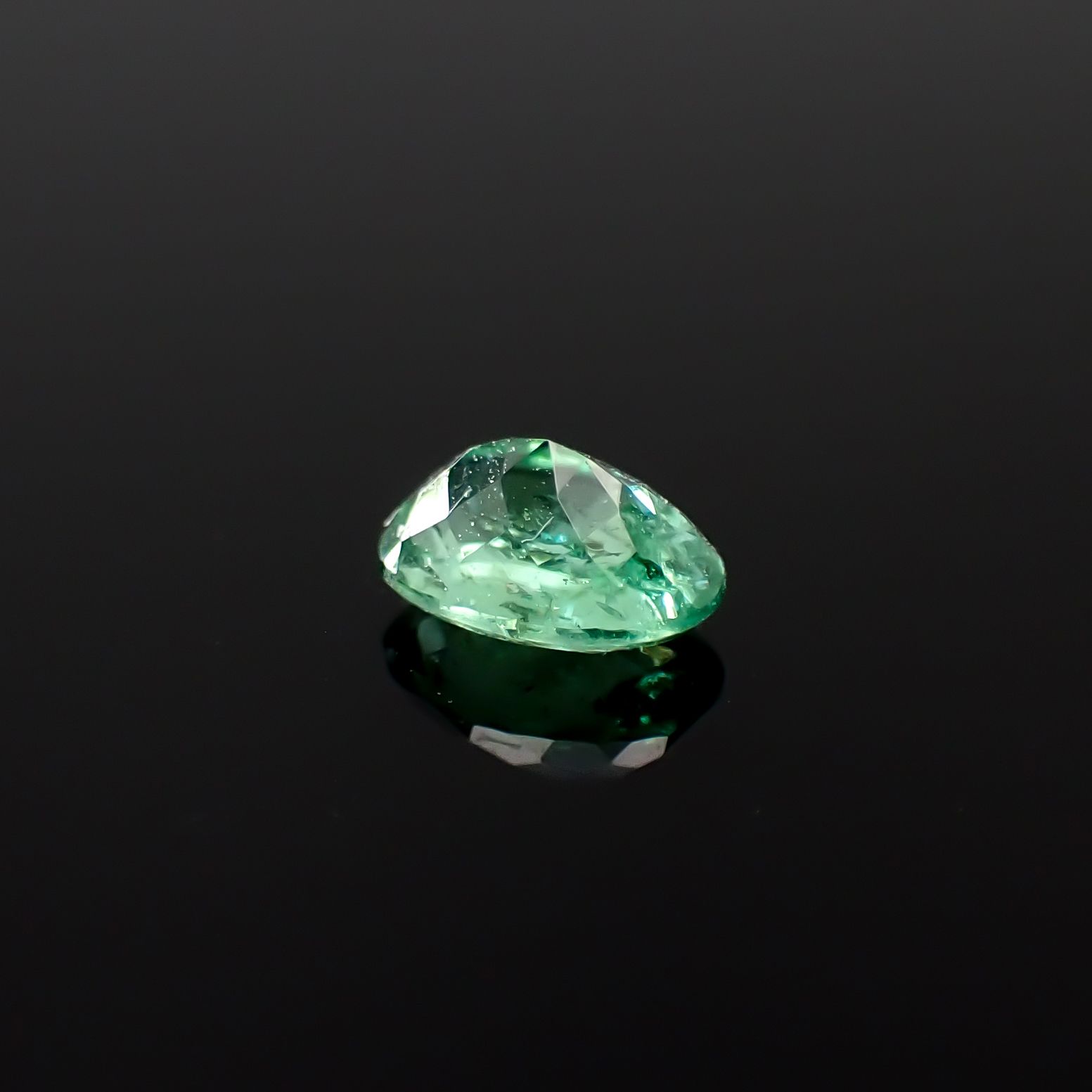 パライバトルマリン ブラジル・パライバ州バターリャ鉱山産 0.61ct[240928732]6.1x4.5mm前後