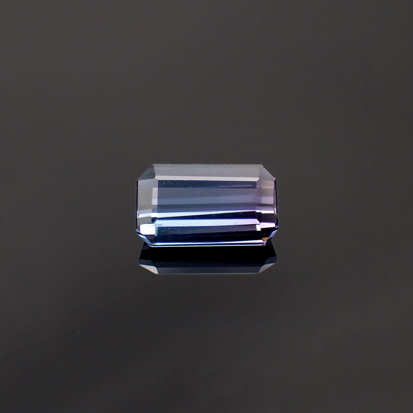 バイカラースピネル(宝石名スピネル)タンザニア/マダガスカル産 ソ付(彩珠) 1.007ct / 7.1x4.3mm前後 [230722680]