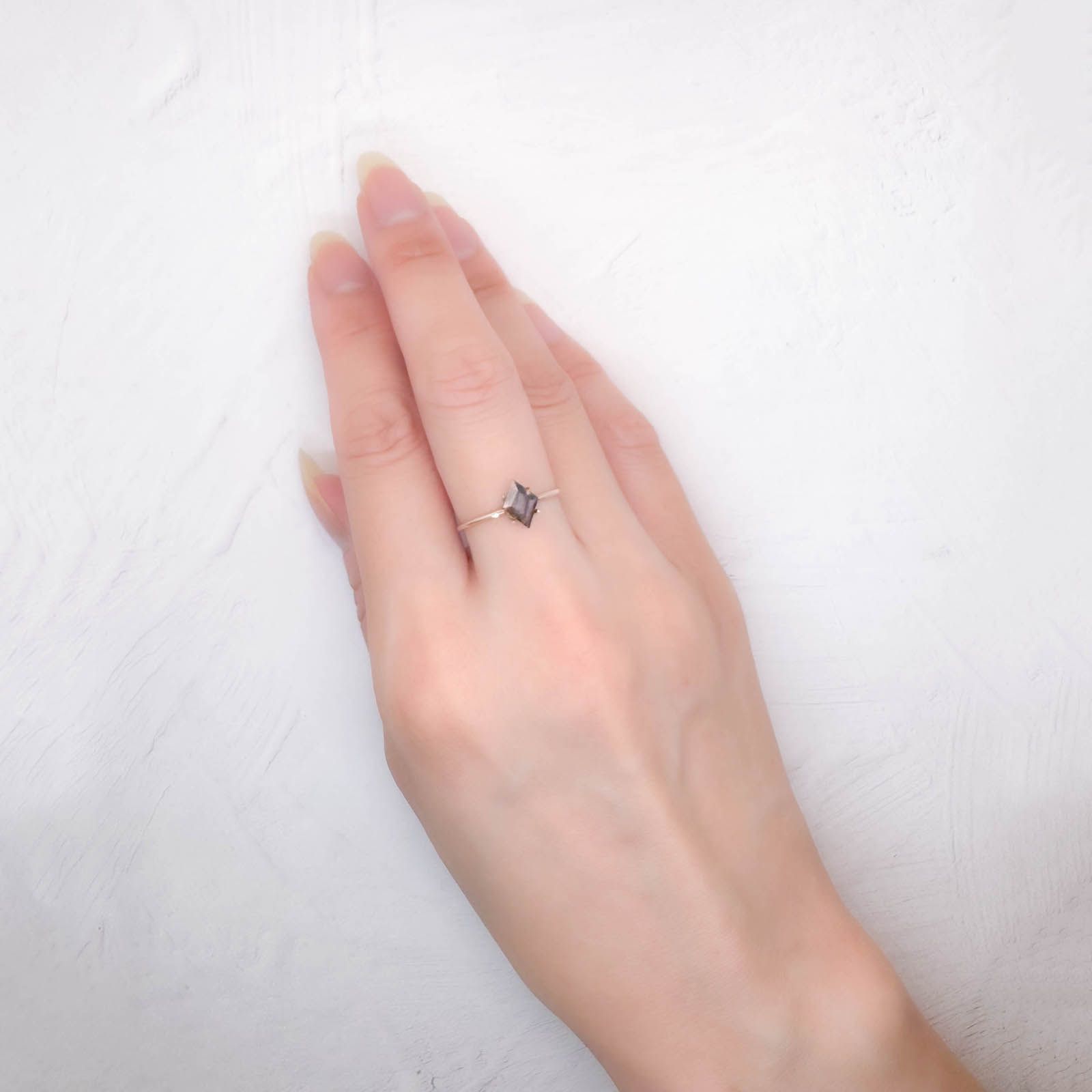 ◇カスタムカット◇レインボースキャポライト ブラジル産 0.54ct / 8.1x6.1mm前後 [250931052]