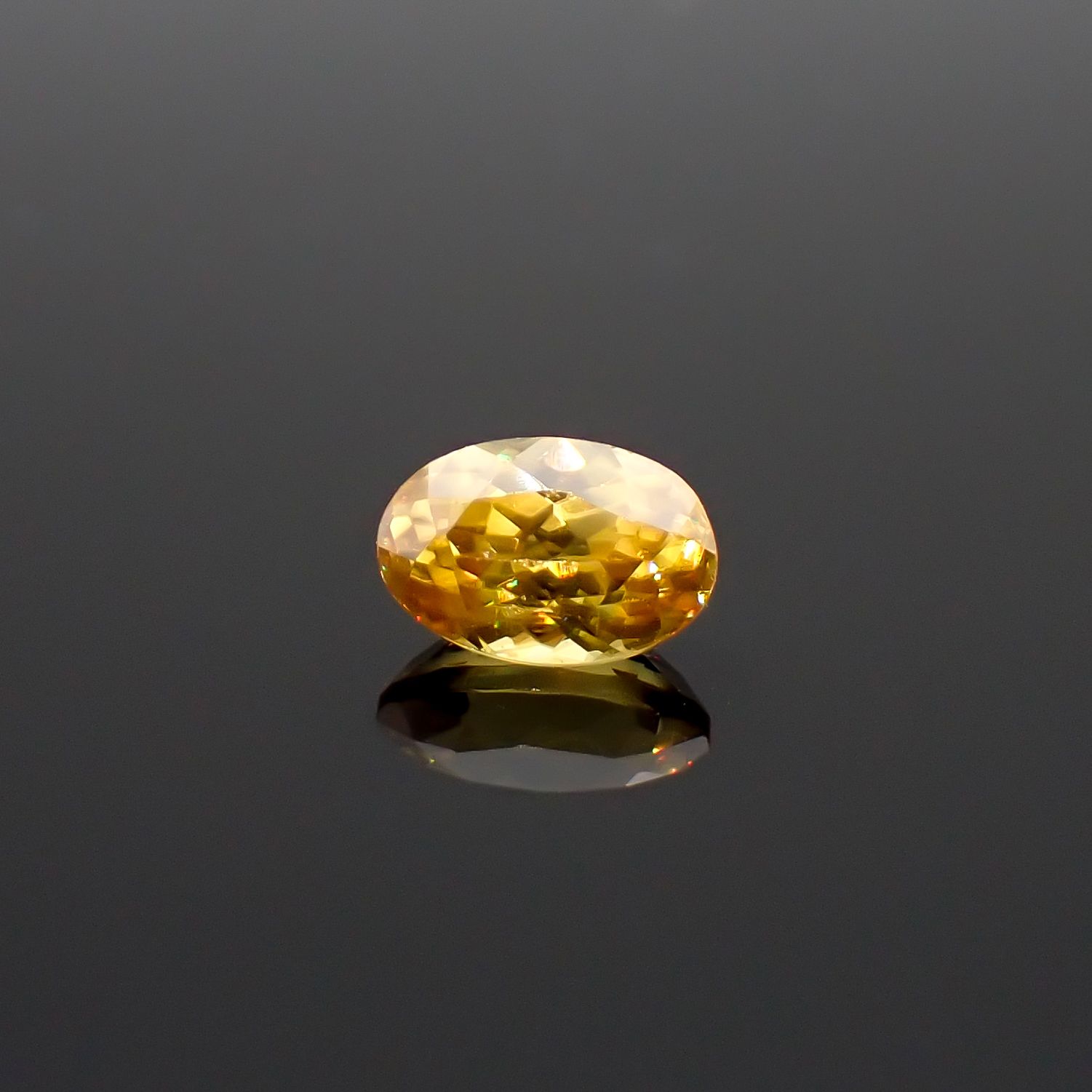 ゴールデンスフェーン(宝石名スフェーン)マダガスカル産 識別済 0.67ct / 6.2x4.1mm前後 [260632356]