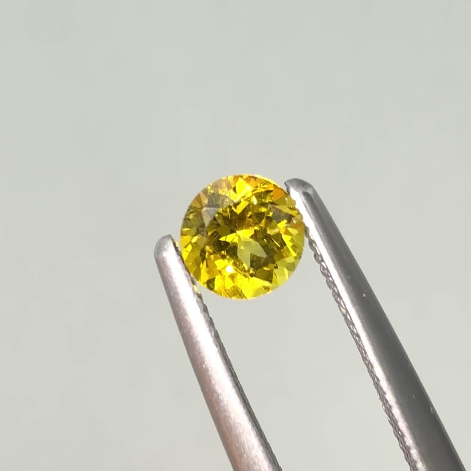 石 クリノゾイサイト(宝石名クリノゾイサイト)パキスタン産 0.32ct