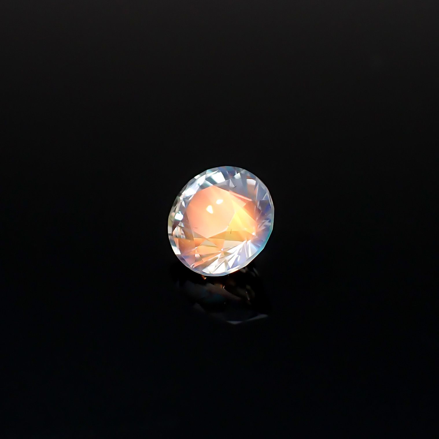 レインボームーンストーン マダガスカル産 1.31ct / 7.1x7.1mm前後 [260632381]