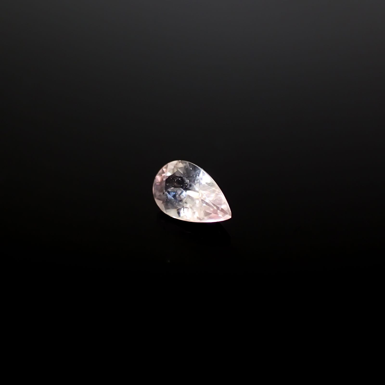 ピンクユークレース(宝石名ピンク・ユークレース)ブラジル産 ソ付(彩珠) 0.110ct / 4.2x2.6mm前後 [260532231]