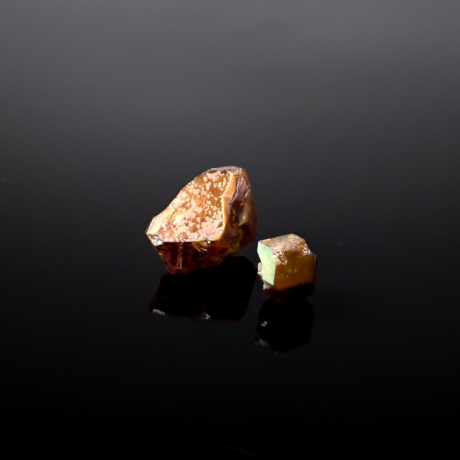 レインボーガーネット原石2個セット 日本・奈良県産 17.47ct(2pcs合計) / 7.7-16.1x8.0-12.5mm前後 [260432074]