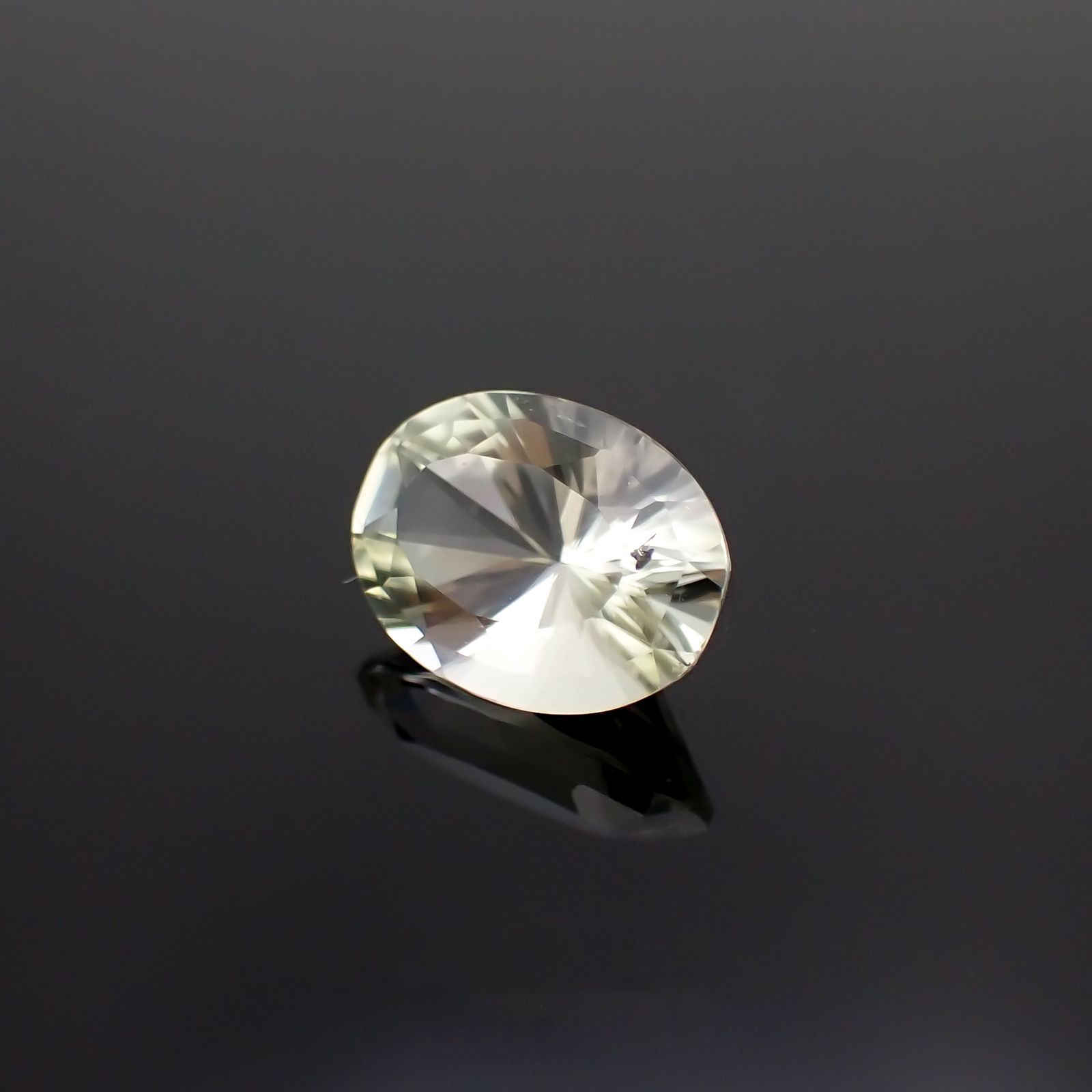 ダトーライト(宝石名ダトライト)ロシア産 3.324ct ソ付(彩珠)[221018687]11.2x8.3mm前後