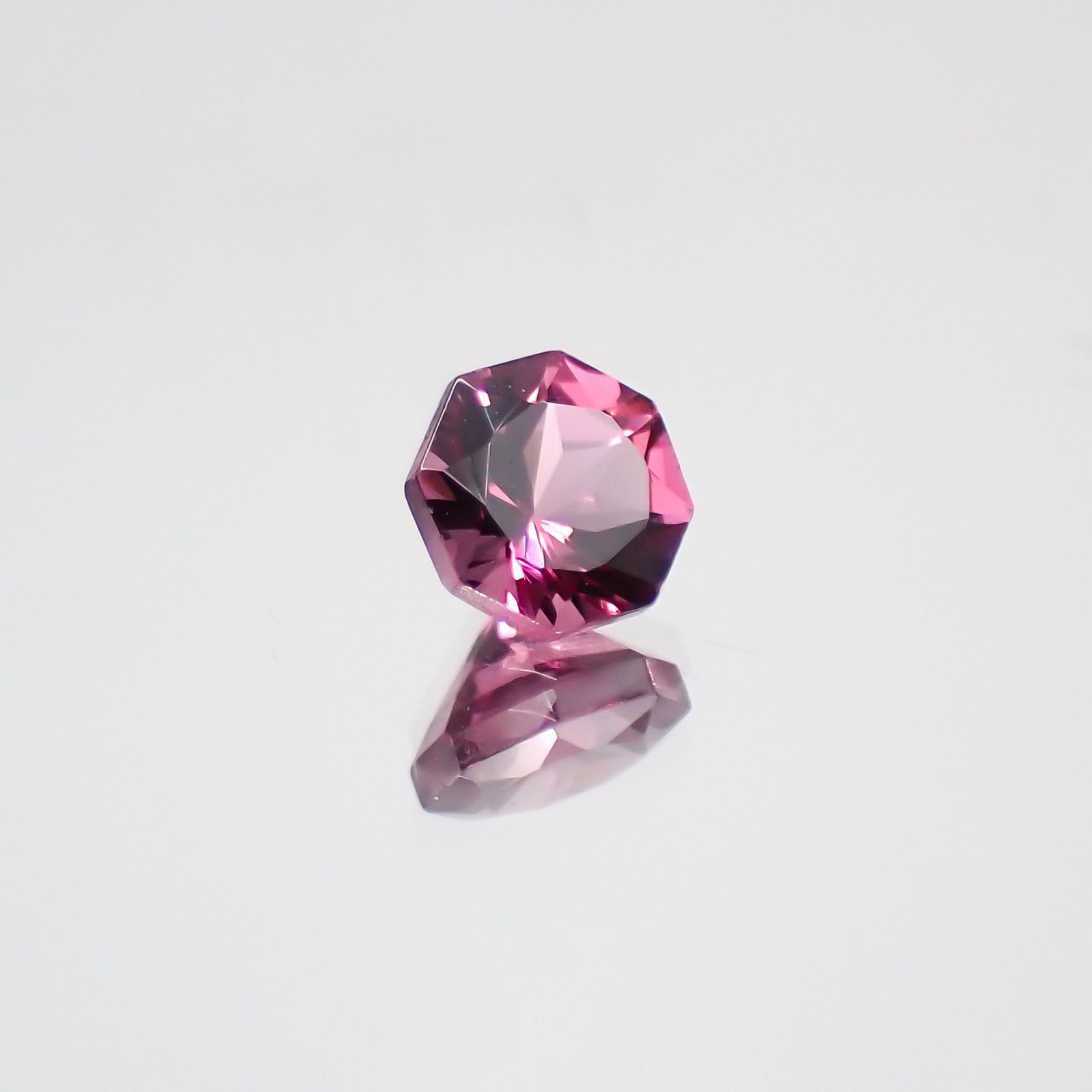 ◇オクタゴンカット◇マラヤガーネットSA(宝石名ガーネット) タンザニア産 0.40ct 識別済[210611032]4×4mm前後