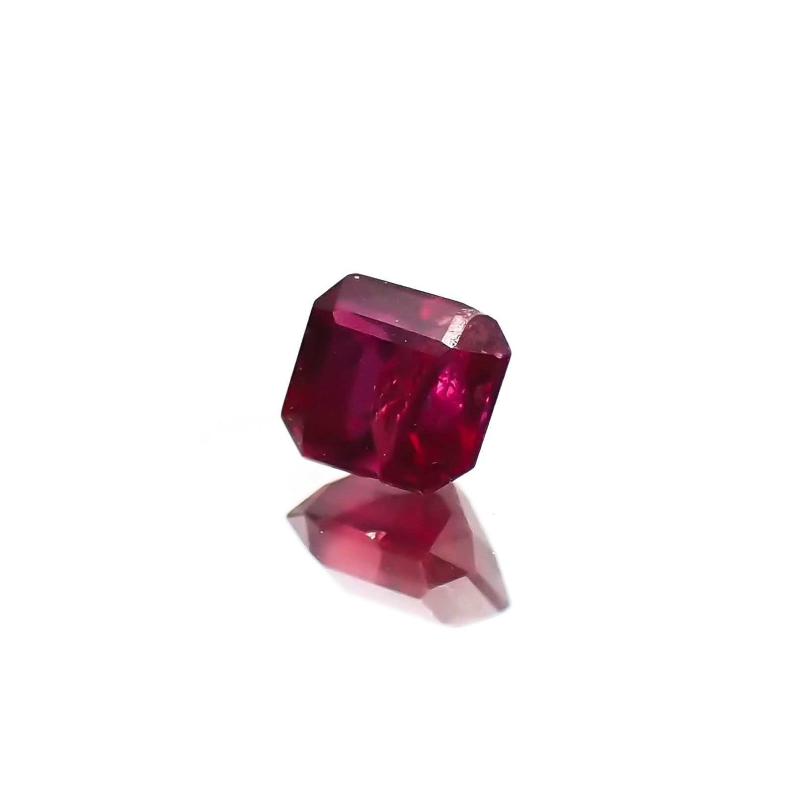 ルビー 非加熱(宝石名ルビー) マダガスカル産 識別済 0.27ct / 3.5x3.1mm前後 [210711714]