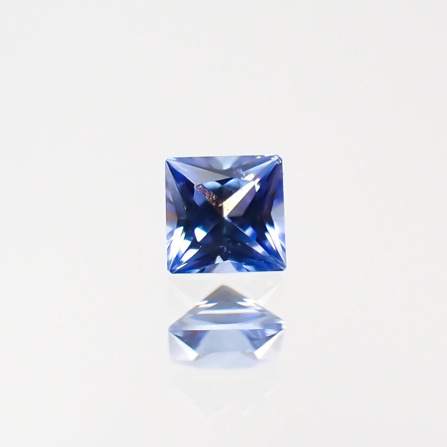 ◇プリンセスカット◇ベニトアイト アメリカ・カリフォルニア州産 0.040ct[221118979]1.9x1.9mm前後