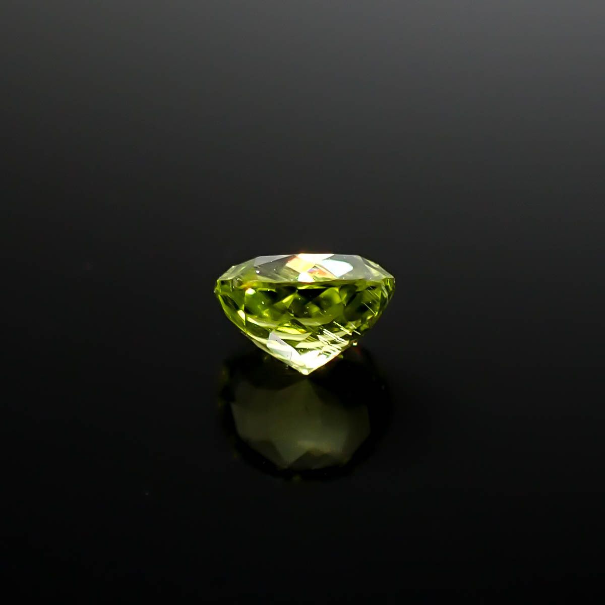 パラサイティックペリドット 採取地：インドネシア・ジェパラ 0.43ct [250730746]4.5x4.5mm前後