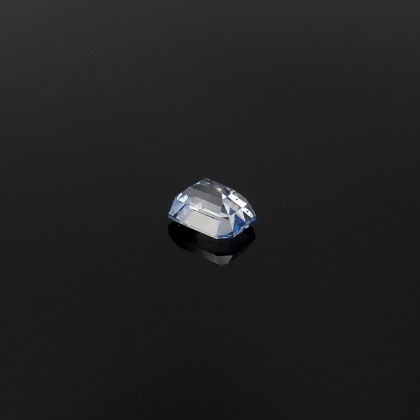 ジェレメジェバイト(宝石名エレメジェバイト)ナミビア産 ソ付(彩珠) 0.250ct / 4x3.1mm前後 [220817283]