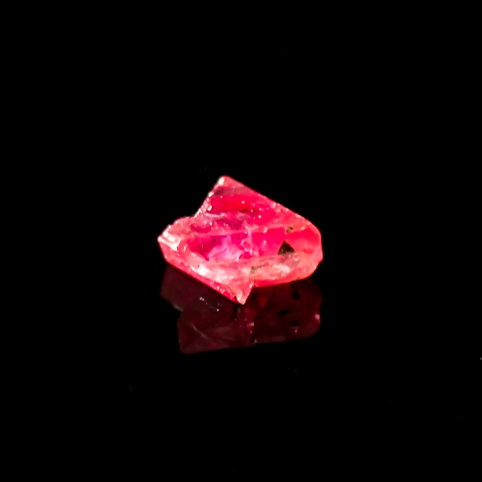 ツインクリスタルスピネル(スピネル式双晶）原石 ビルマ産 0.15ct[231124064]3.5x3.4mm前後
