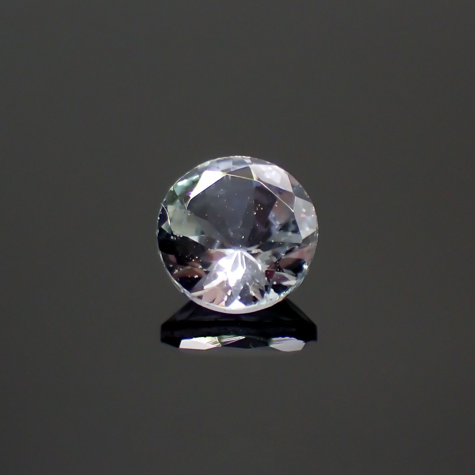 バイカラータンザナイト(宝石名タンザナイト) タンザニア産 0.69ct 識別済[210812665]5.7×5.6mm前後