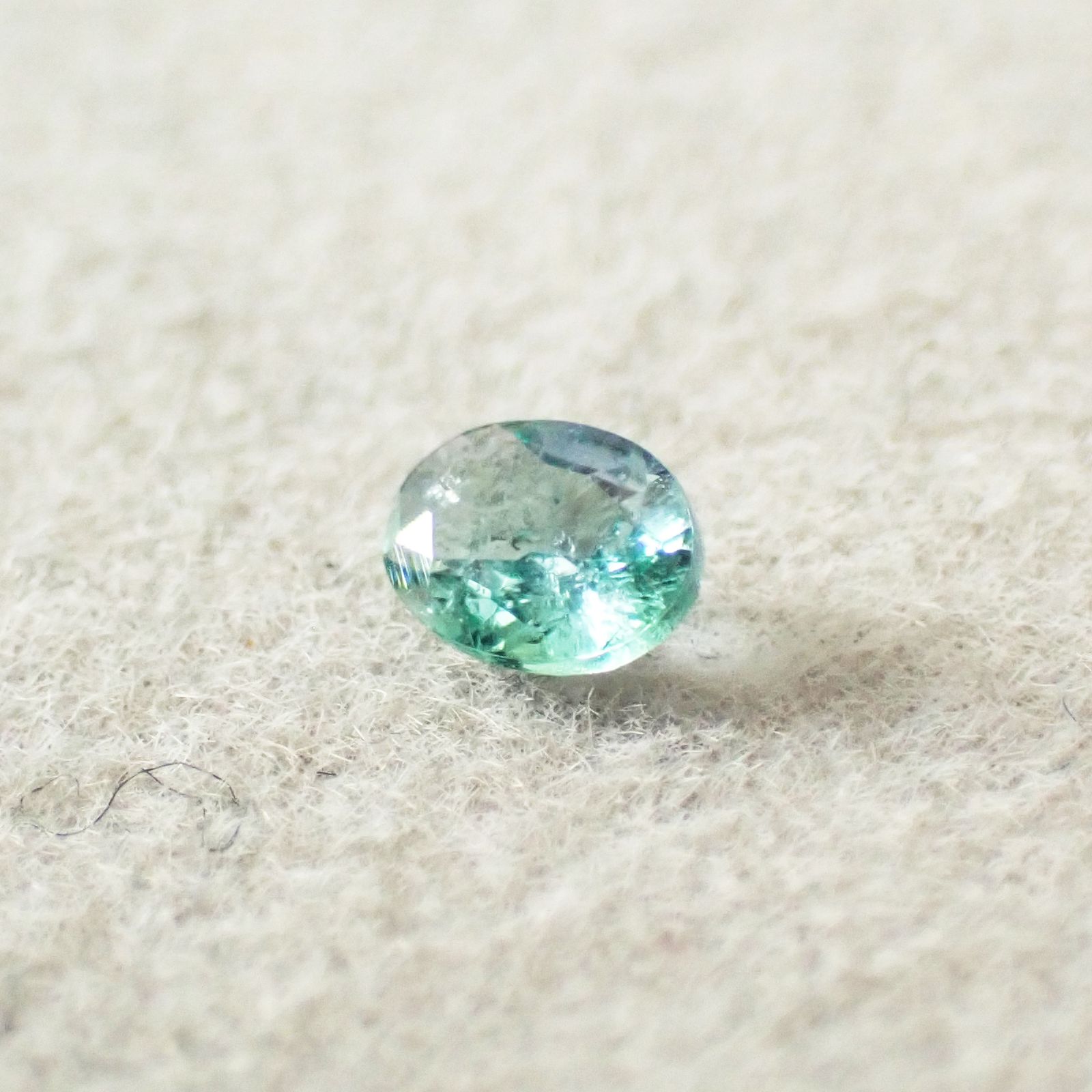 ブルーグリーンコーネルピン(宝石名コーネルピン)タンザニア産 識別済 0.12ct / 3.3x2.5mm前後 [251019245]