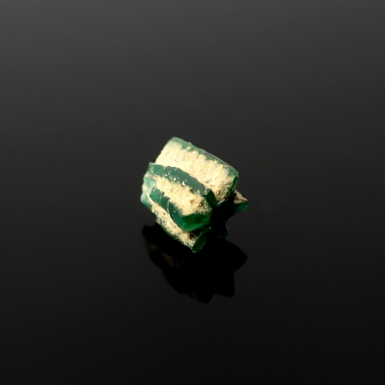 逆トラピッチェエメラルド 原石 コロンビア産 0.18ct[240627846]3.1x2.5mm前後