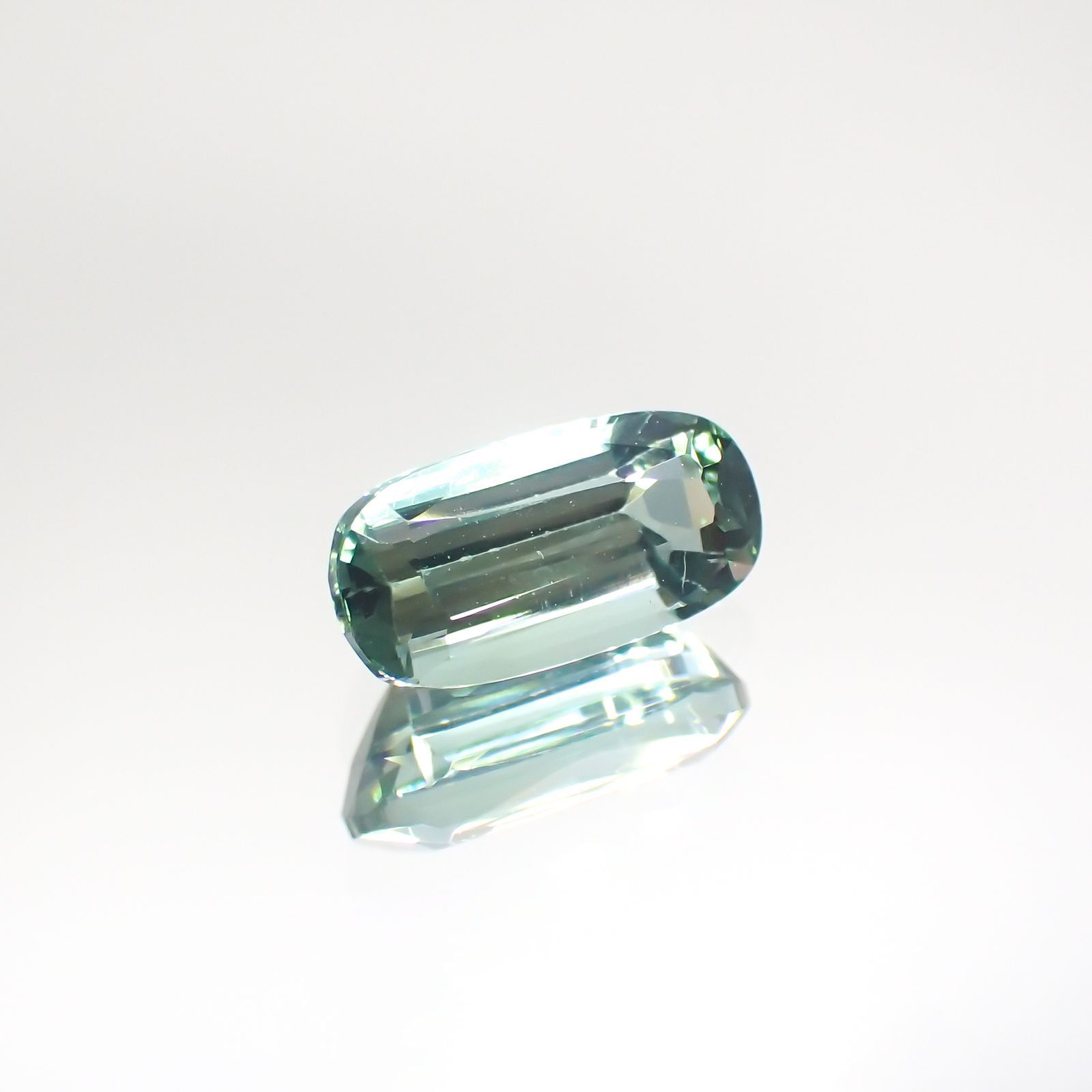 ブルーグリーントルマリン(宝石名グリーン・トルマリン) アフガニスタン産 0.94ct 識別済[211013584]8.1×4.1mm前後
