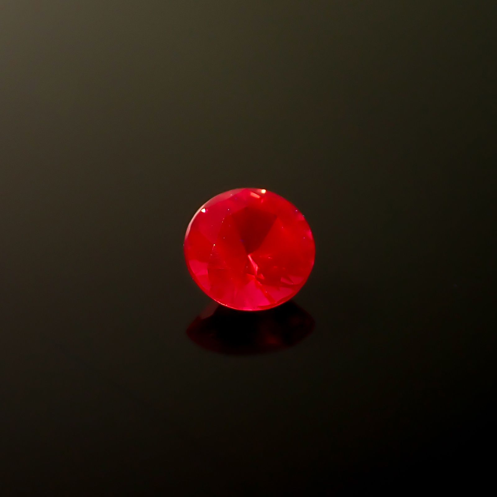 レッドスピネル タンザニア産 0.22ct / 3.7x3.7mm前後 [260732559]
