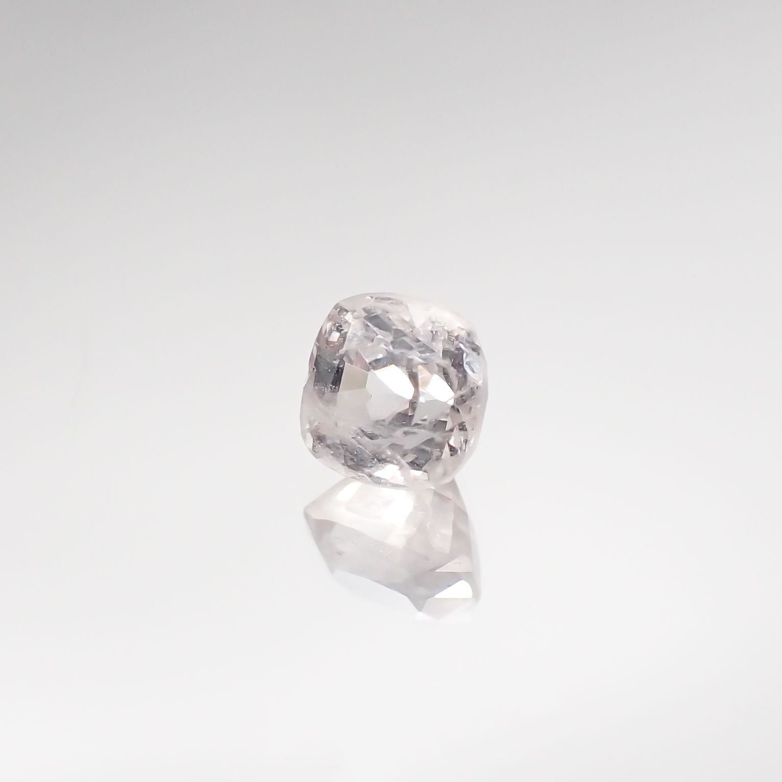 ホワイトターフェアイト(宝石名ホワイト・ターフェアイト) スリランカ産 0.684ct ソ付(彩珠)[210711694]4.7×4.6mm前後