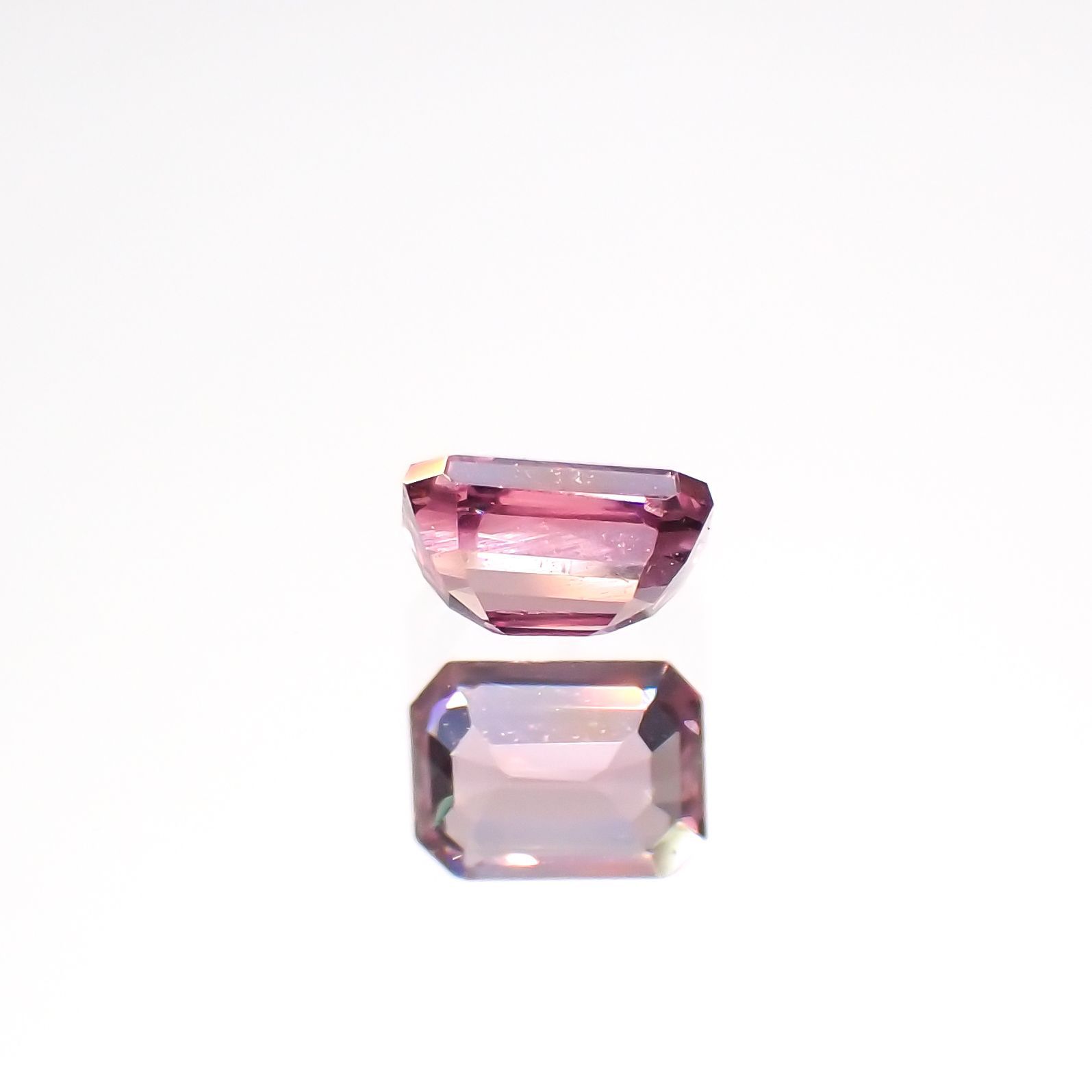 パパラチャサファイア(宝石名サファイア/別名パパラチャ・サファイア)スリランカ産 0.295ct DGL鑑付[220616470]4.07x2.99mm前後