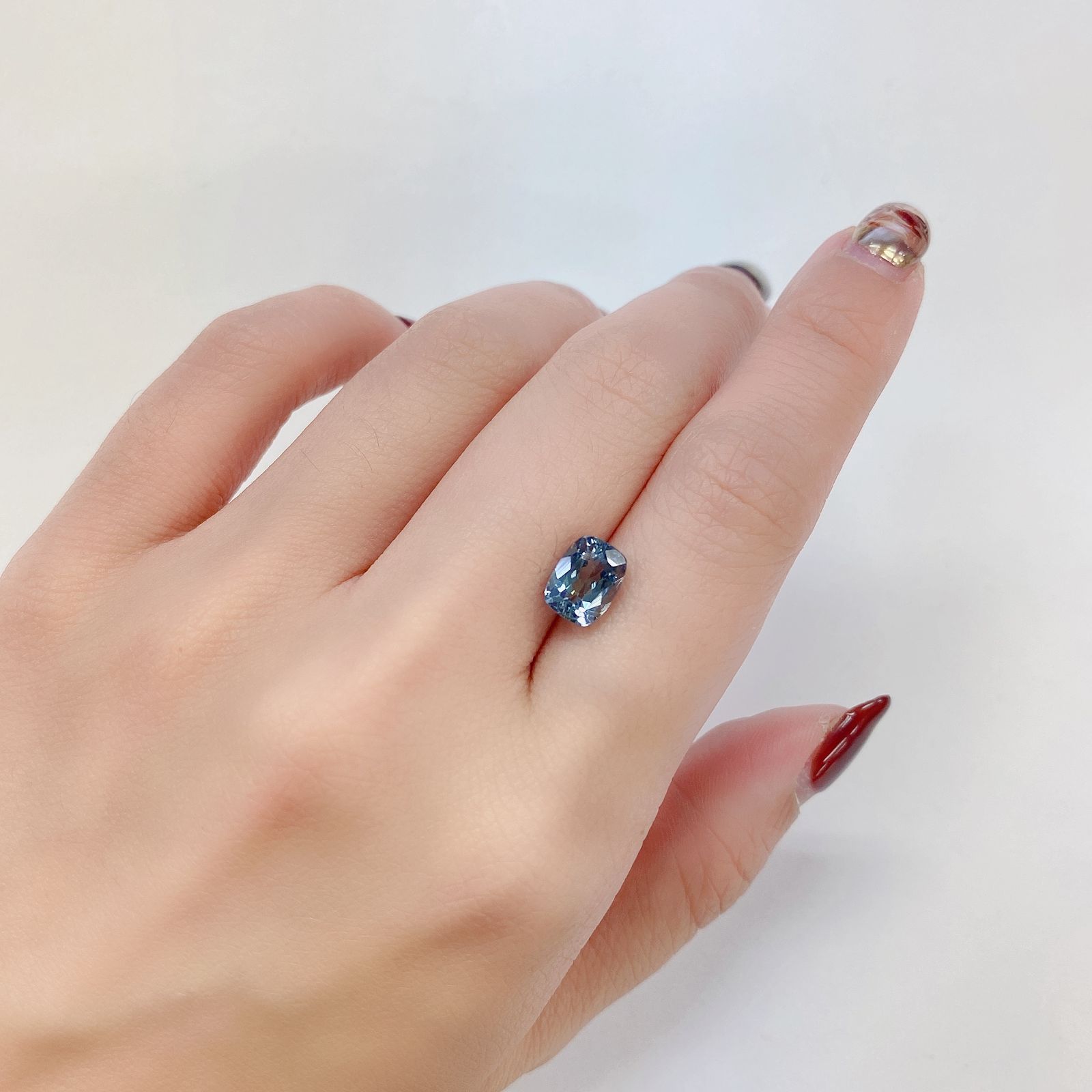 パーティカラータンザナイト(宝石名タンザナイト) タンザニア産 2.316ct ソ付(彩珠)[210711639]8.3×6.3mm前後