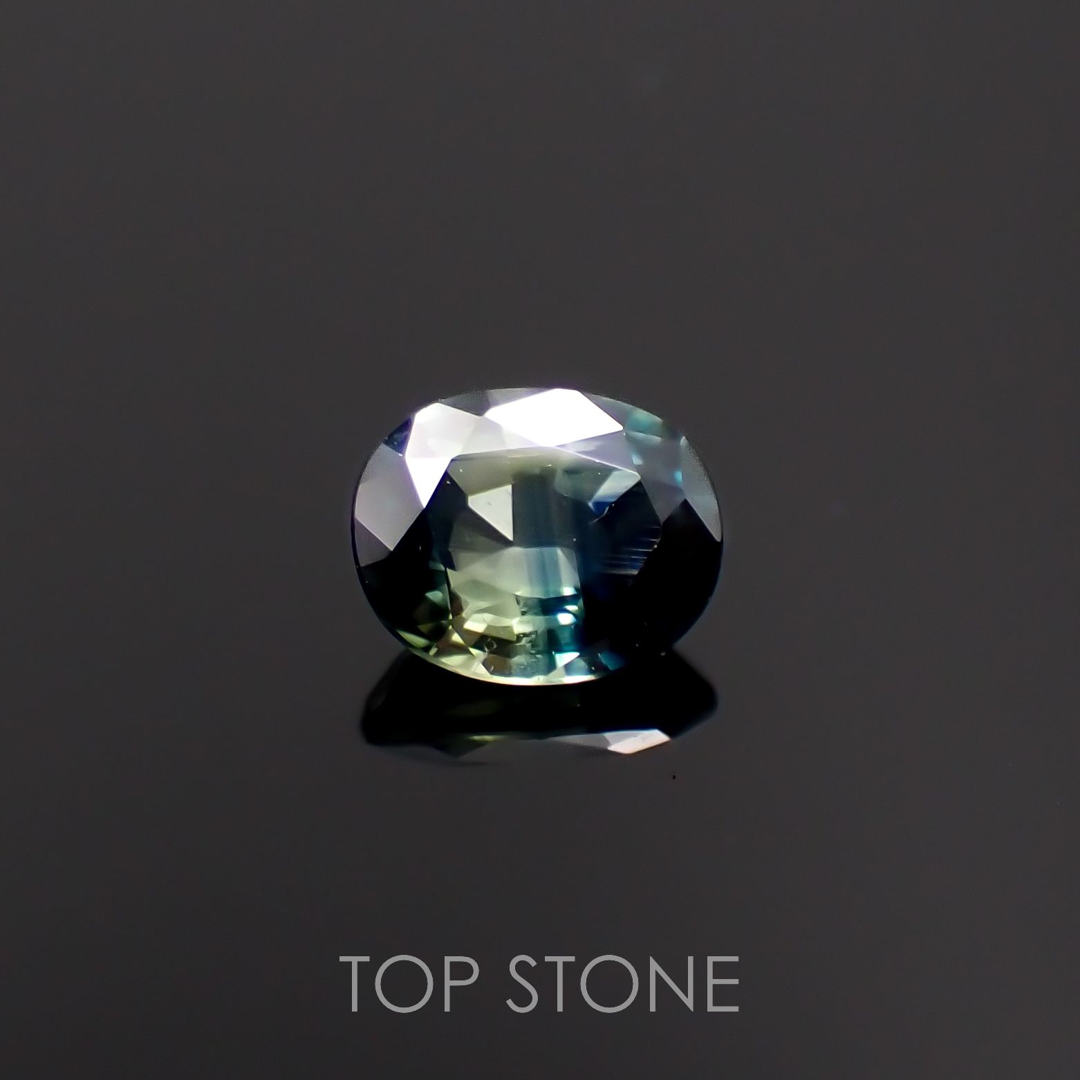 バイカラーサファイア(宝石名サファイア)マダガスカル/オーストラリア産 0.45ct 識別済[230320904]4.9x4mm前後