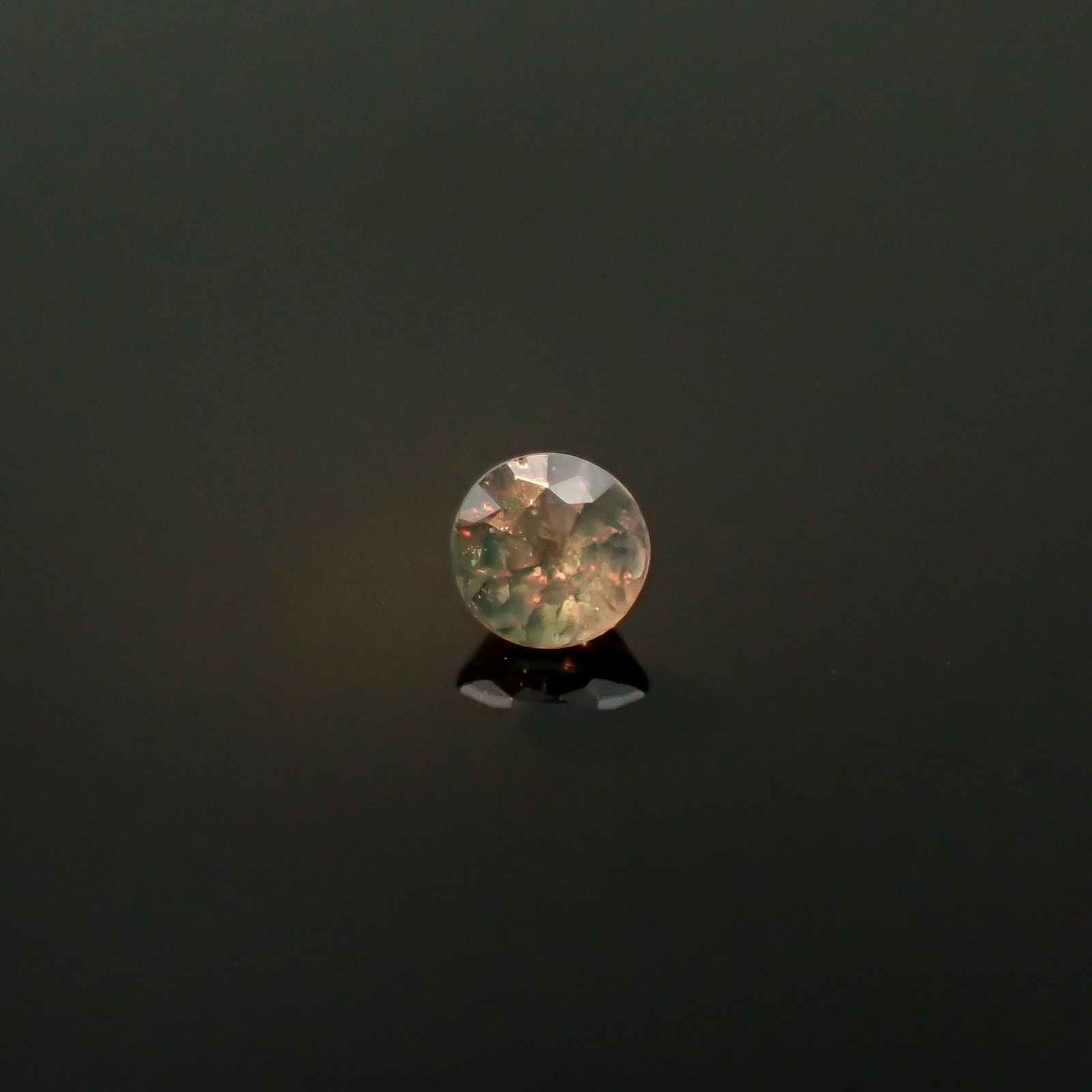 シルキーアレキサンドライト ブラジル・ミナスジェライス州ヘマチタ鉱山産 0.11ct / 2.8x2.7mm前後 [250931025]