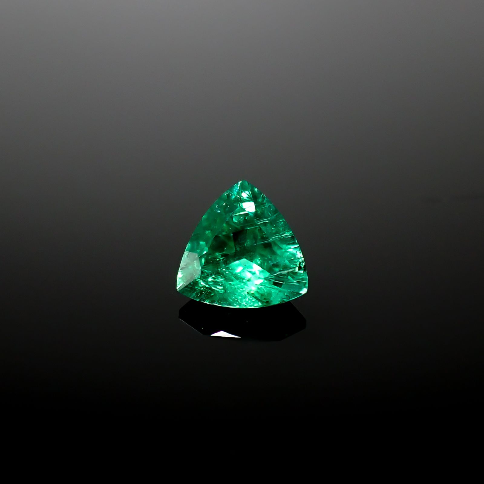 パライバトルマリン(宝石名トルマリン/別名パライバ・トルマリン)ブラジル・キントス鉱山産 0.503ct ソ付(宝貴協)[240928713]5.35x5.42mm前後