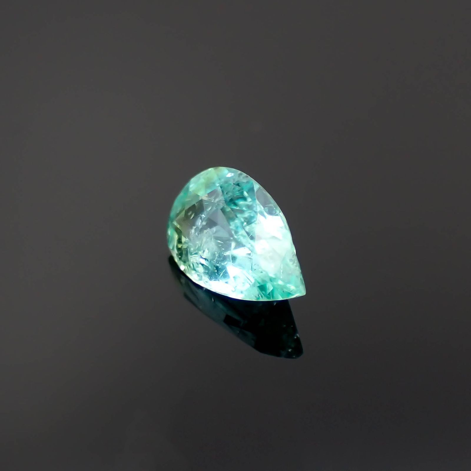 パライバトルマリン(宝石名トルマリン/別名パライバ・トルマリン)ブラジル・キントス鉱山産 識別済 0.23ct / 5.3x3.4mm前後 [221018837]