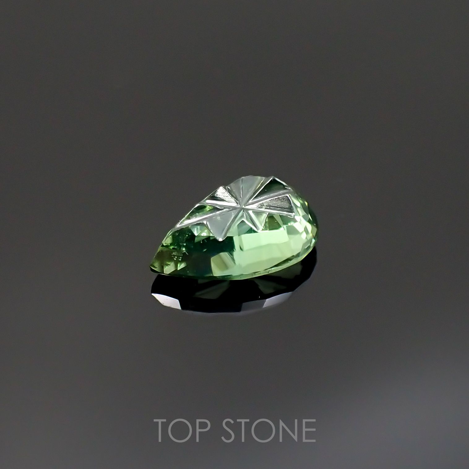 ◇甲州貴石切子Plus Three◇グリーンジルコン カード付き(宝石名ジルコン)スリランカ/コロンビア産 1.394ct 識別済[220616075]8.6x5.5mm前後