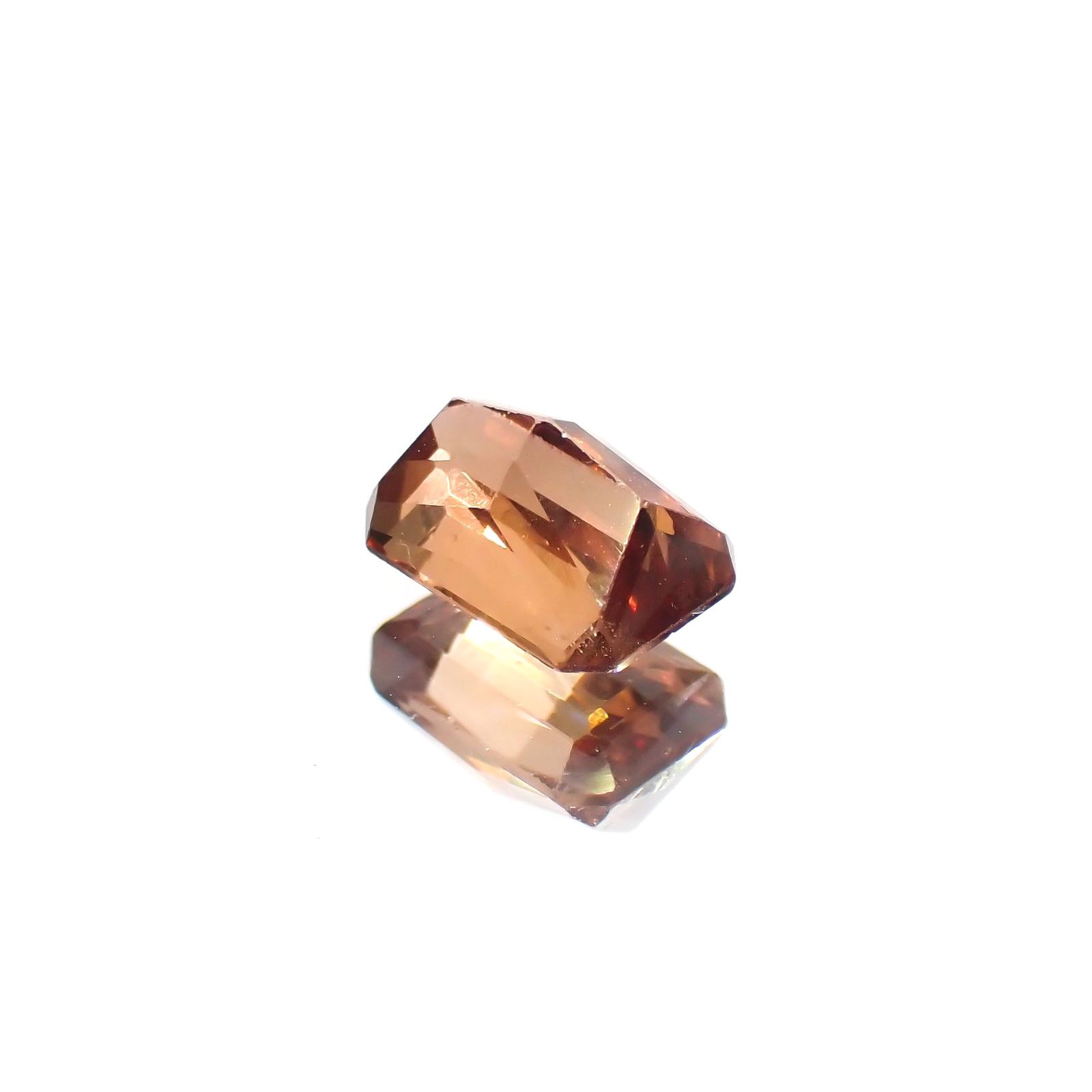 カラーシフトマラヤガーネット(宝石名ガーネット)タンザニア産 識別済 1.35ct / 6.7x4.7mm前後 [260415014]