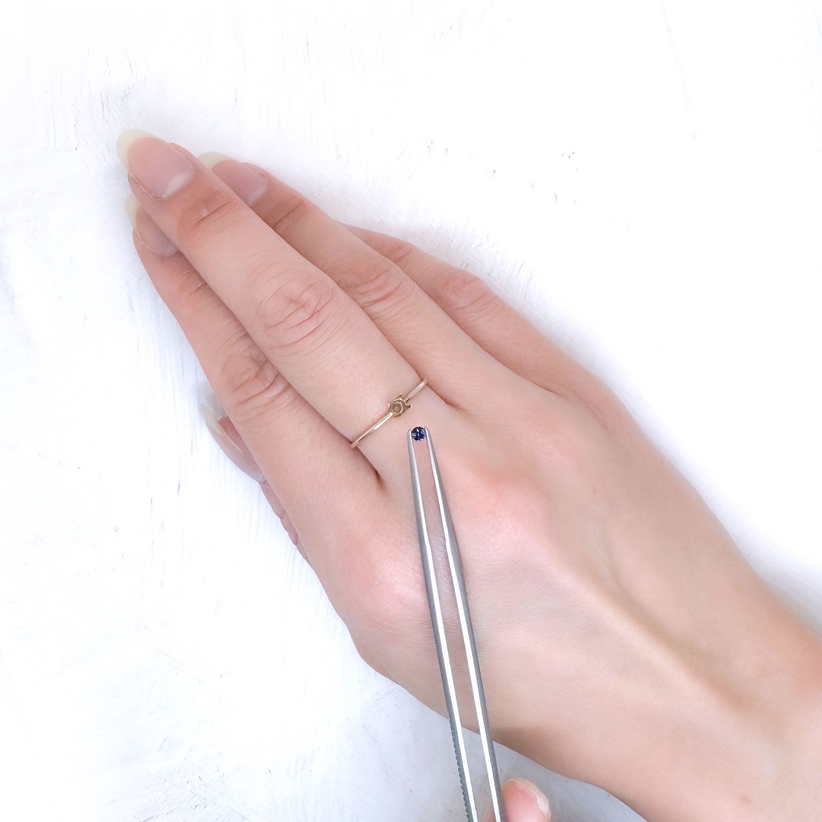 ベニトアイト アメリカ・カリフォルニア州産 0.055ct / 2.3x2.3mm前後 [251231465]