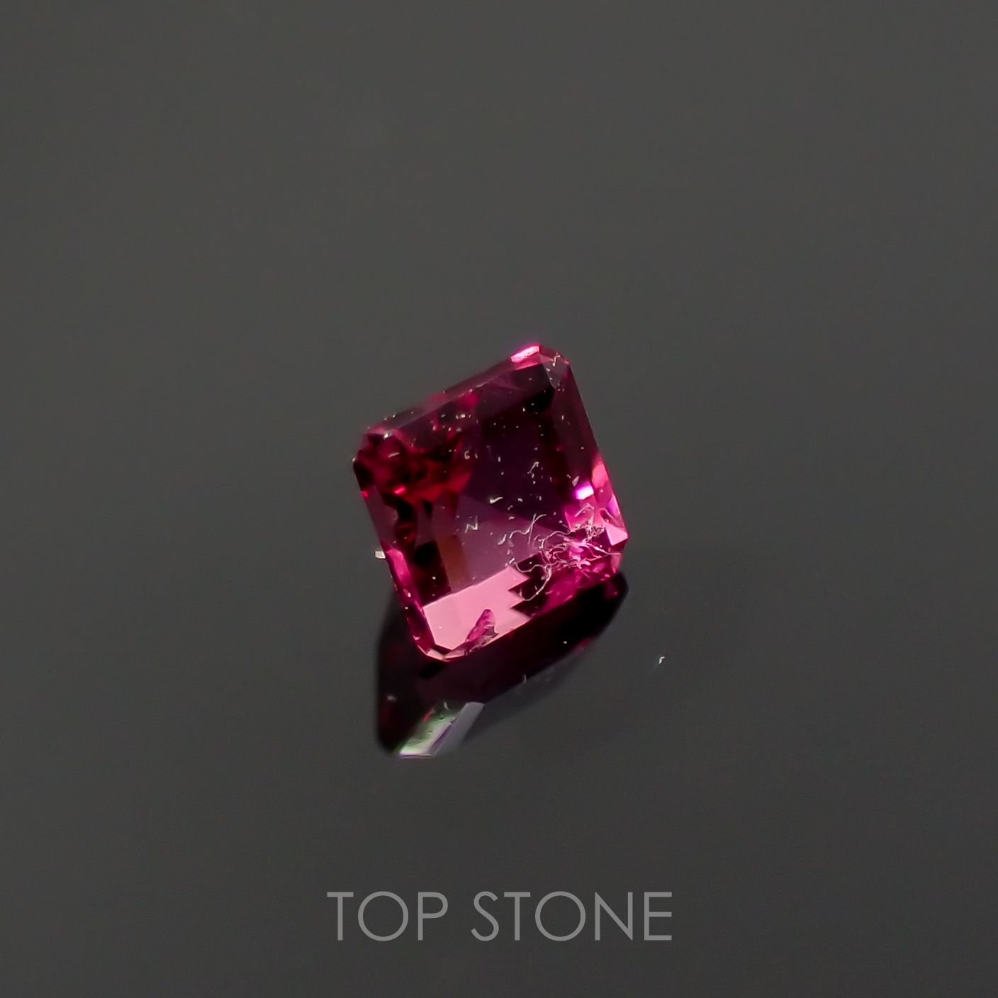 レッドベリル(宝石名レッド・ベリル) アメリカ・ユタ州産 0.123ct ソ付(彩珠)[210712049]2.8×2.7mm前後